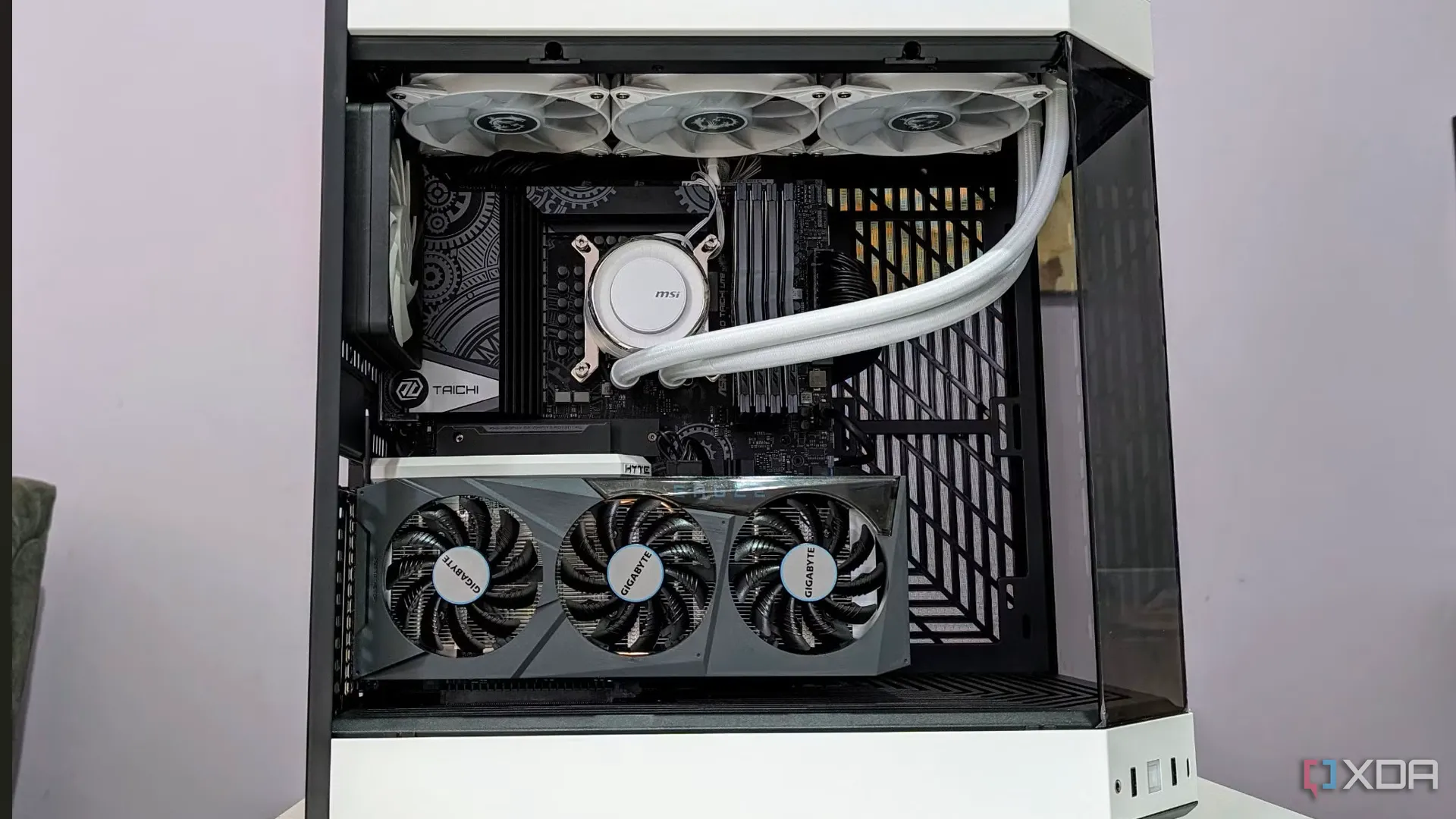 Bộ máy tính PC đã lắp ráp hoàn chỉnh trong vỏ case trắng