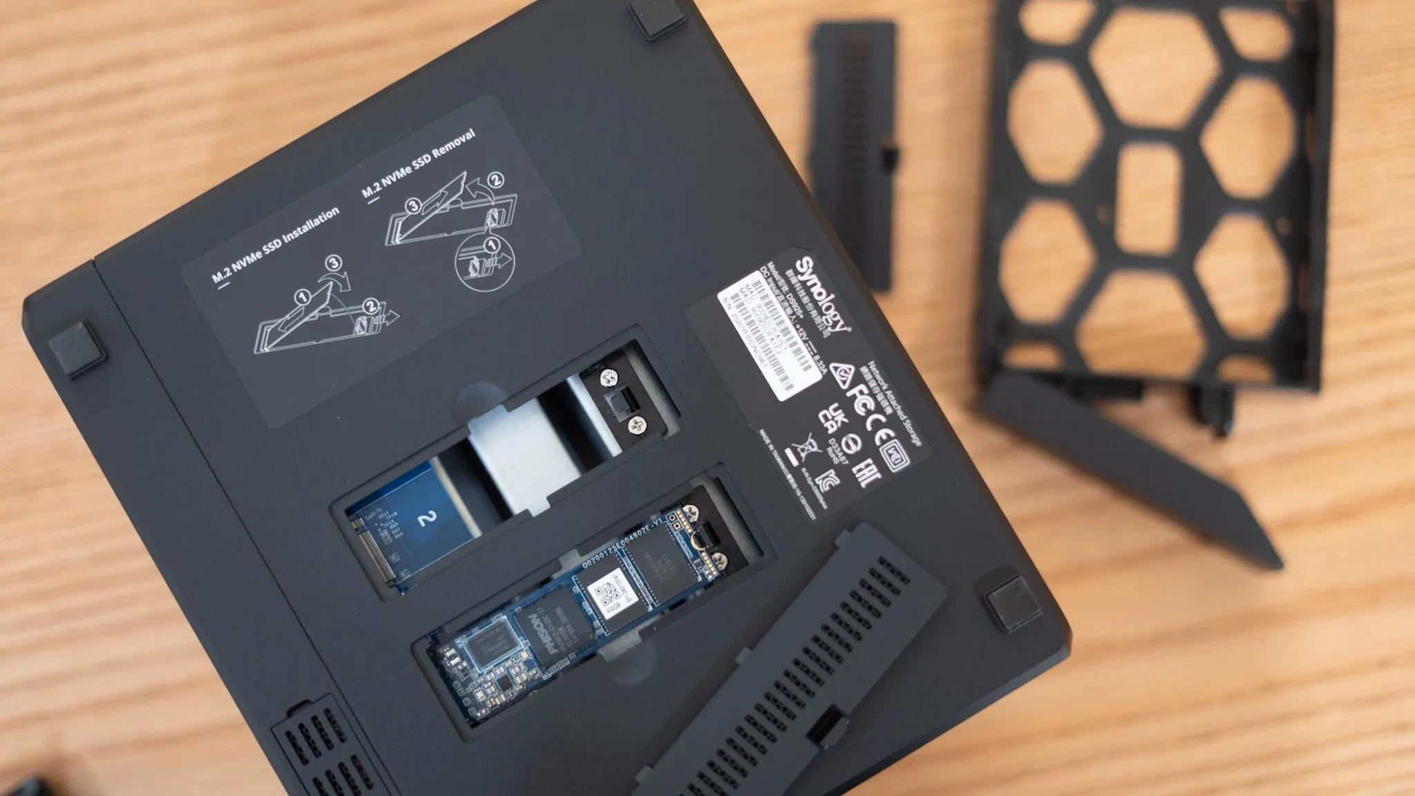Các khe cắm NVMe trên thiết bị NAS Synology DS925+