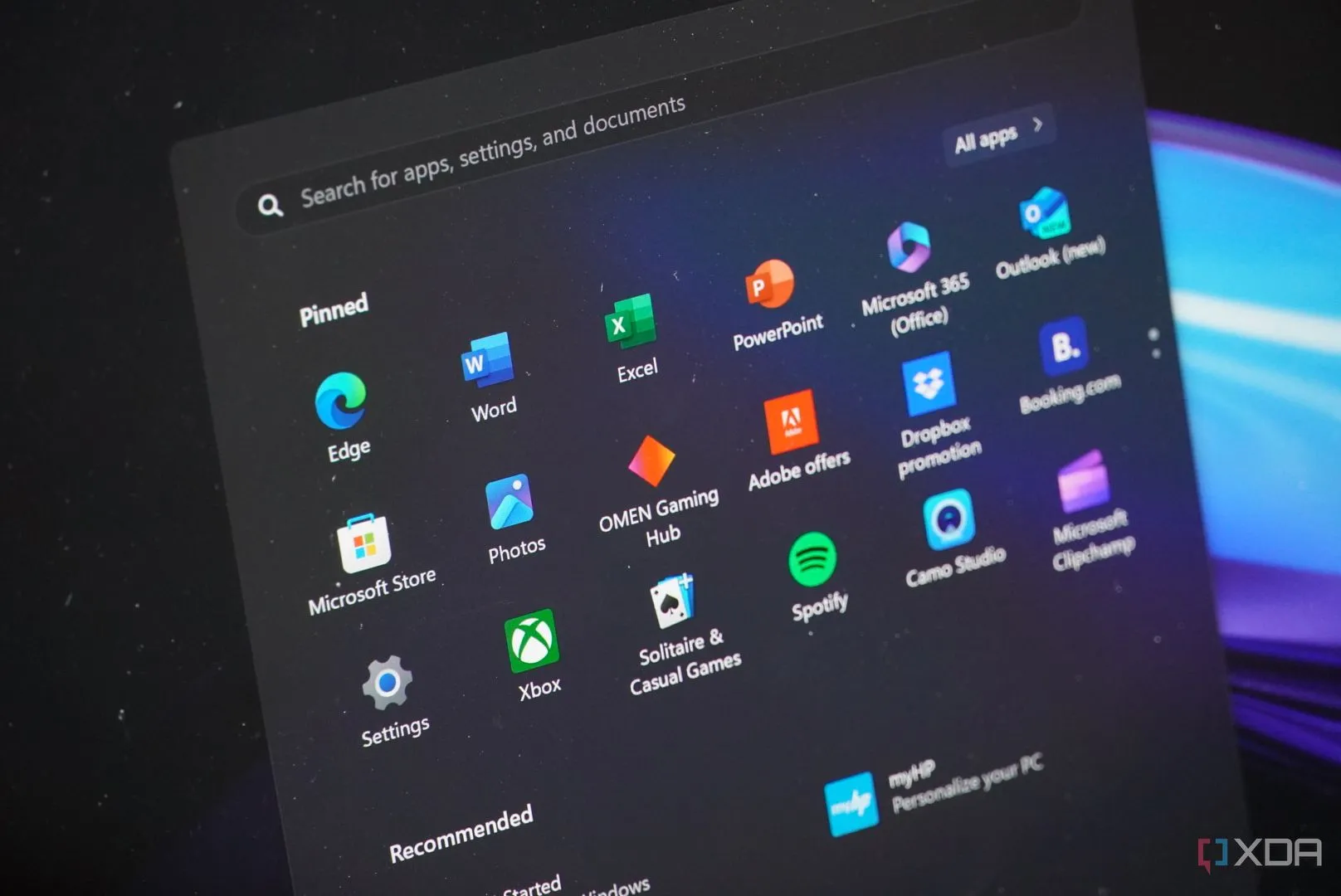 Các ứng dụng và quảng cáo cài sẵn trên giao diện Windows 11, minh họa sự phiền toái