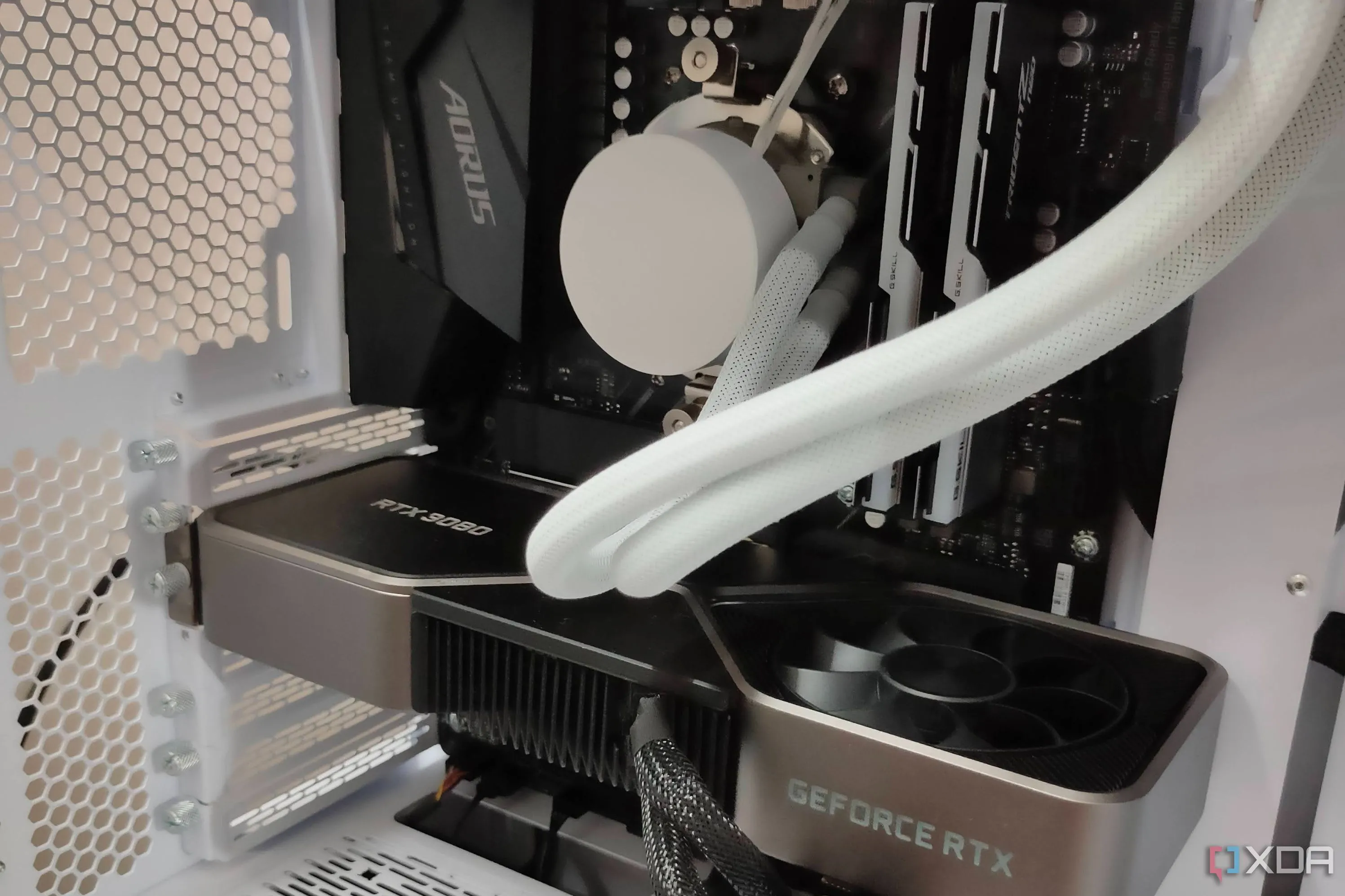 Cận cảnh card đồ họa GeForce RTX 3080 FE trong một chiếc PC gaming màu trắng, nhấn mạnh tầm quan trọng của GPU trong hệ thống.