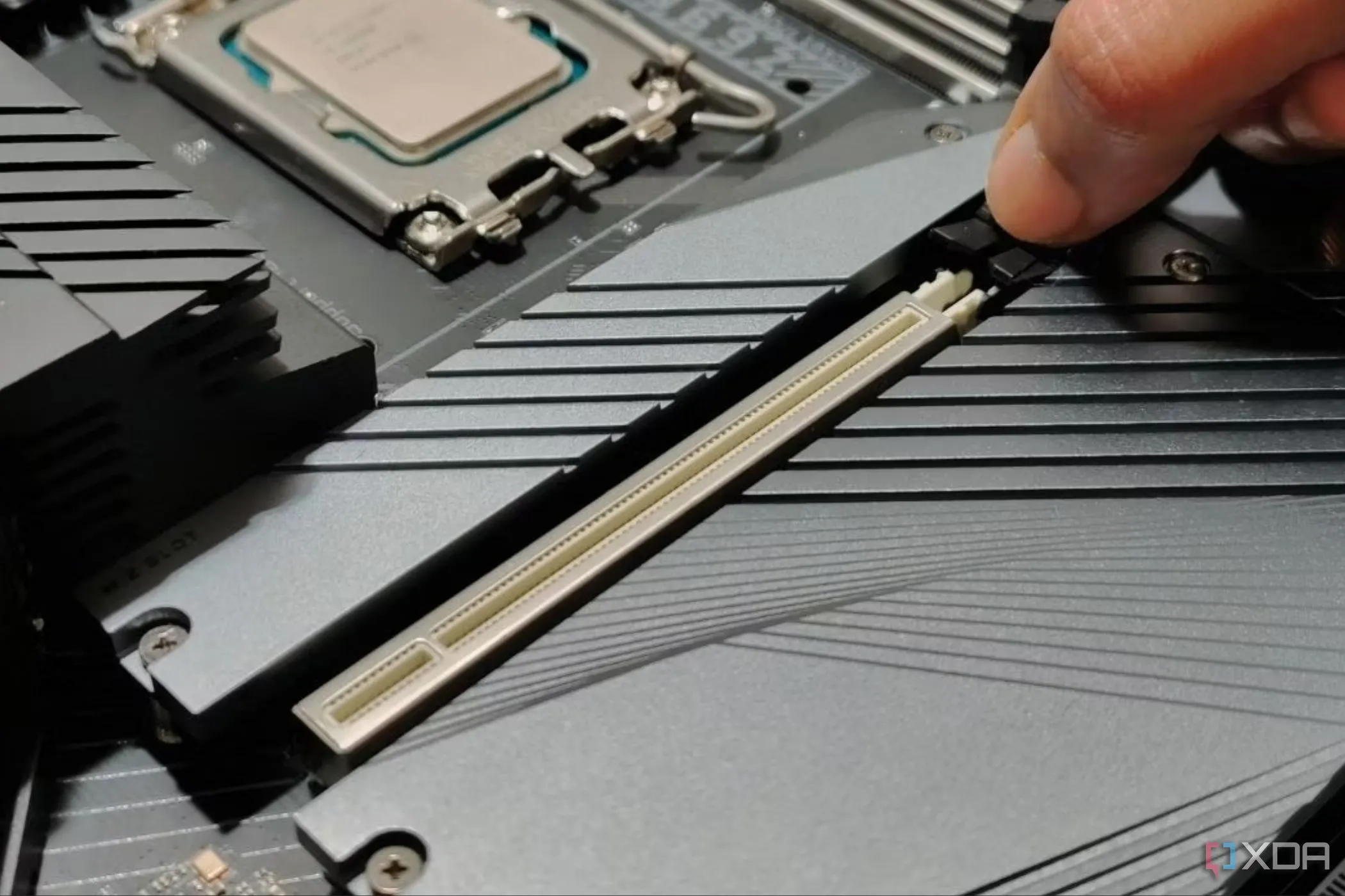 Cận cảnh khe cắm PCIe trên bo mạch chủ, nơi gắn các ổ cứng SSD NVMe