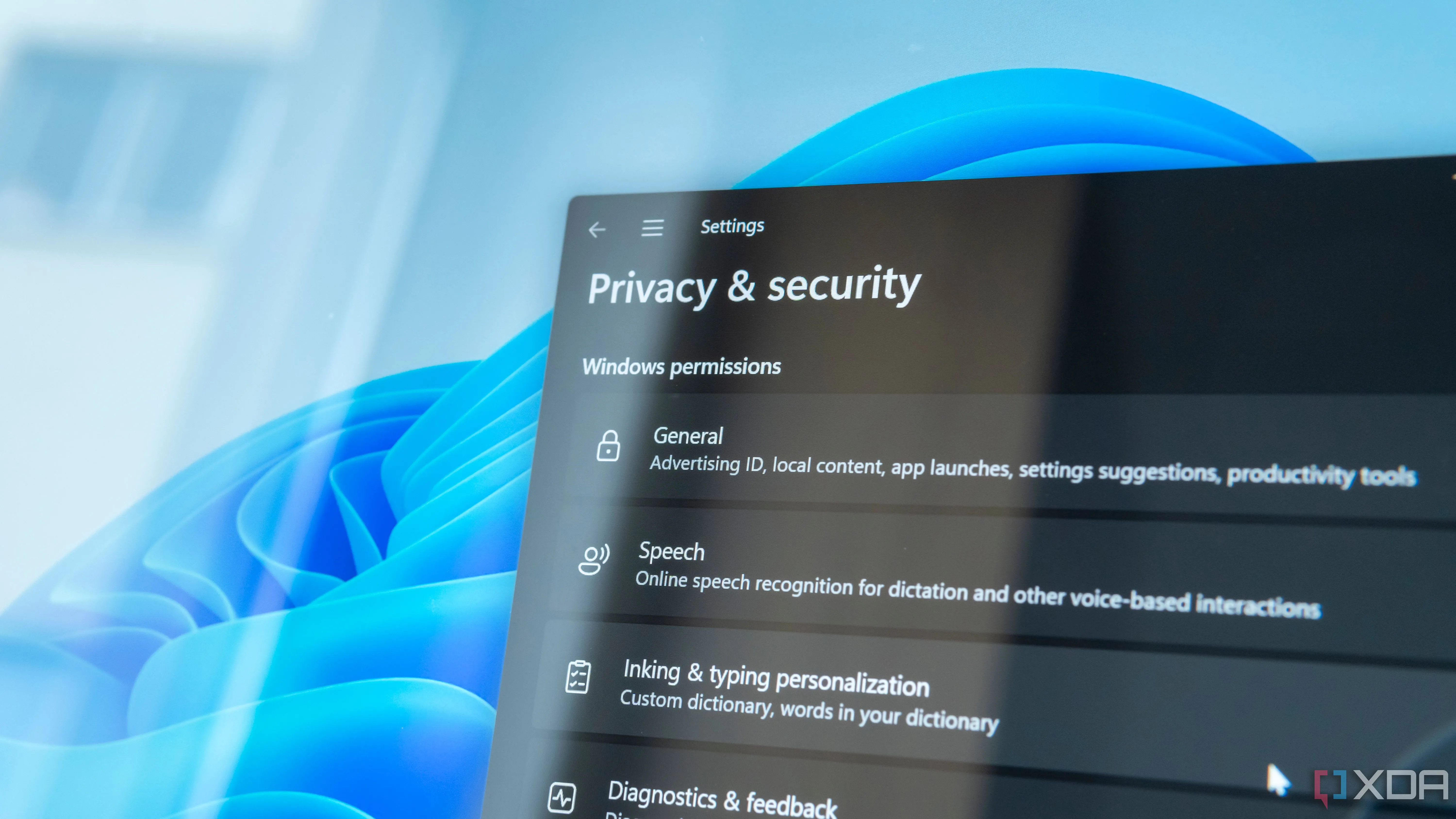 Cận cảnh màn hình máy tính hiển thị cài đặt quyền riêng tư và bảo mật trong Windows 11, với nội dung liên quan đến thu thập dữ liệu người dùng
