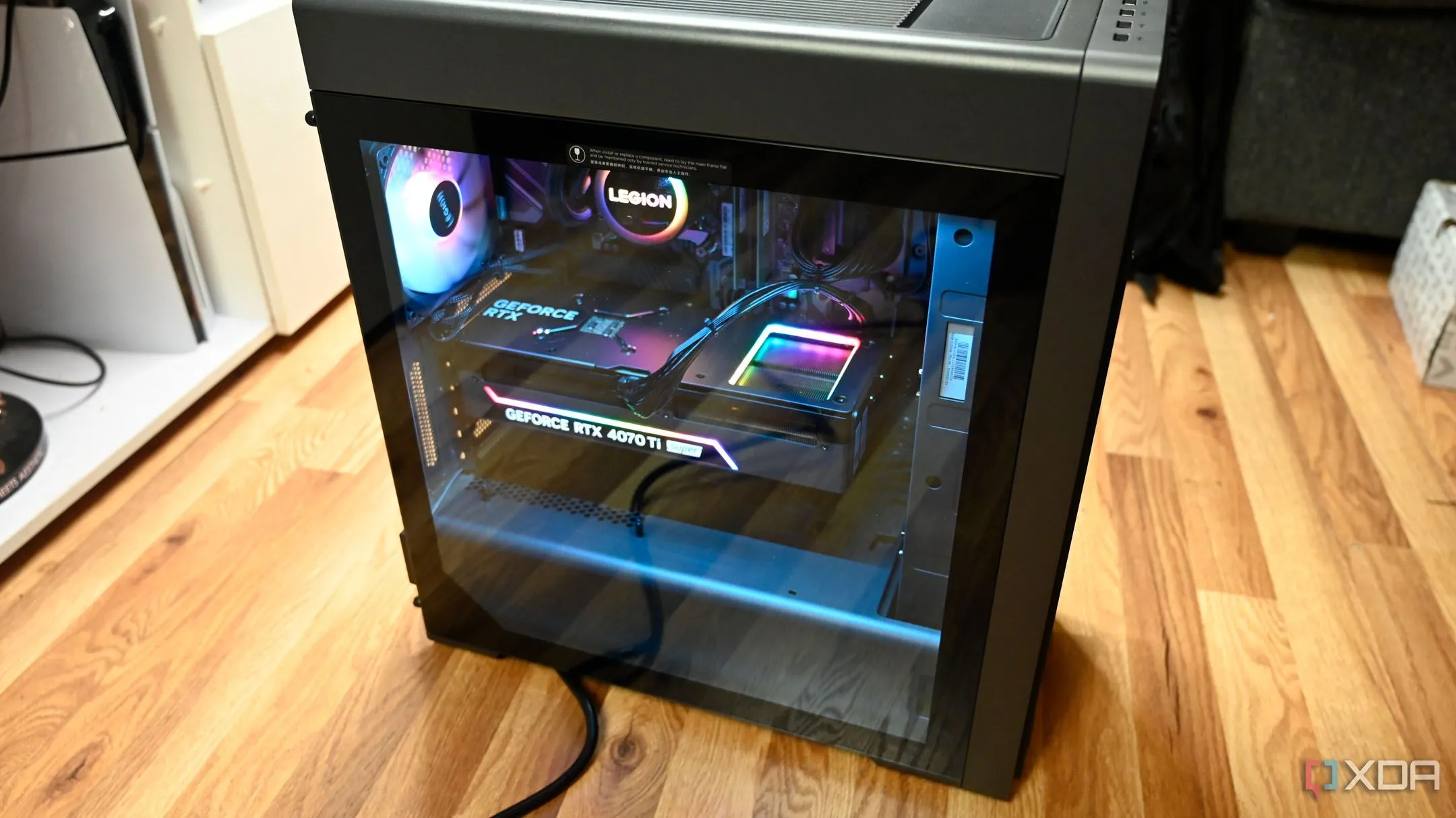 Cận cảnh tấm kính cường lực bên hông của máy tính chơi game Lenovo Legion Tower 7i Gen 8