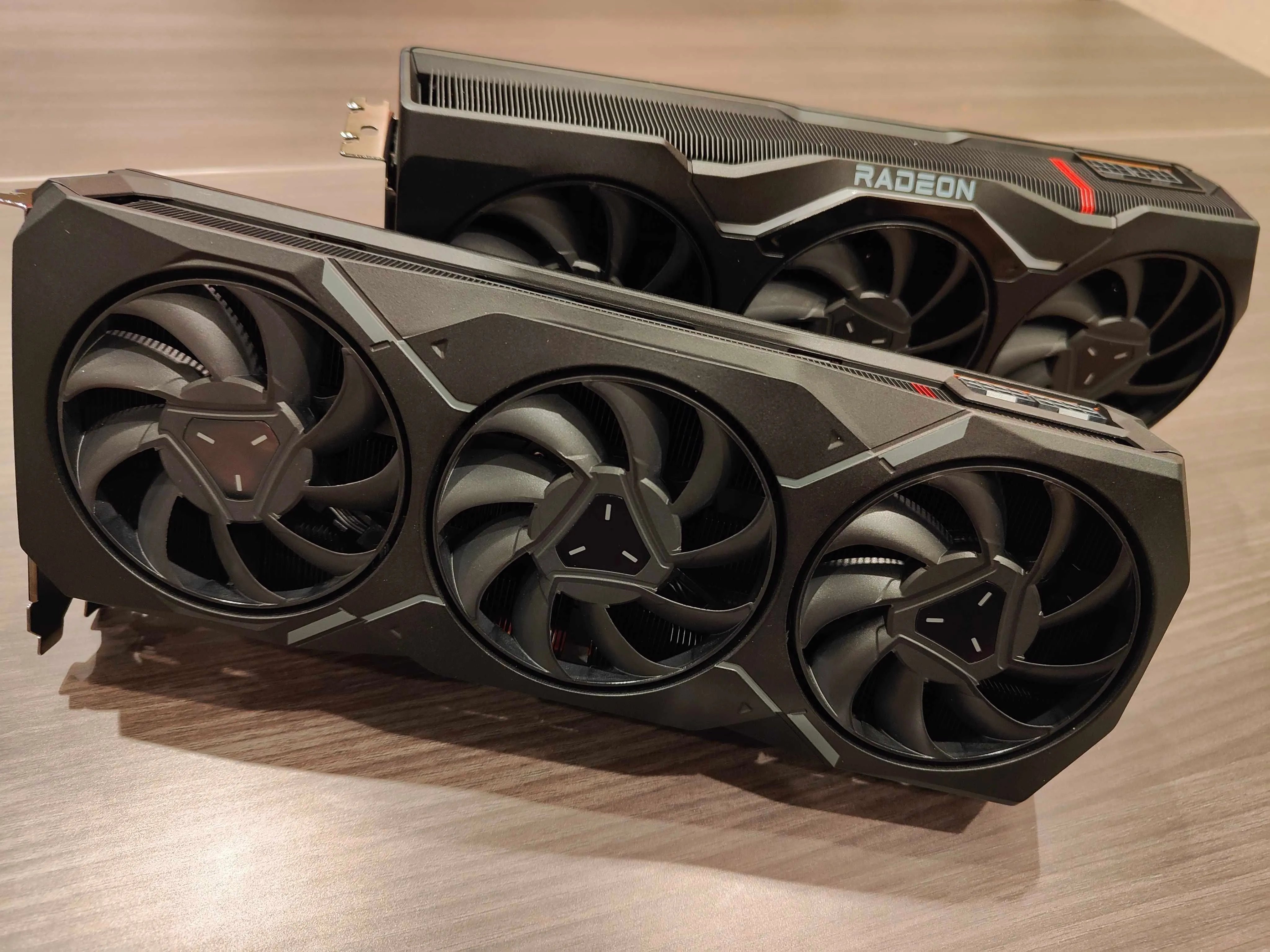Cặp đôi card đồ họa AMD Radeon RX 7900 XT và Radeon RX 7900 XTX, đại diện cho nỗ lực của AMD ở phân khúc cận cao cấp.