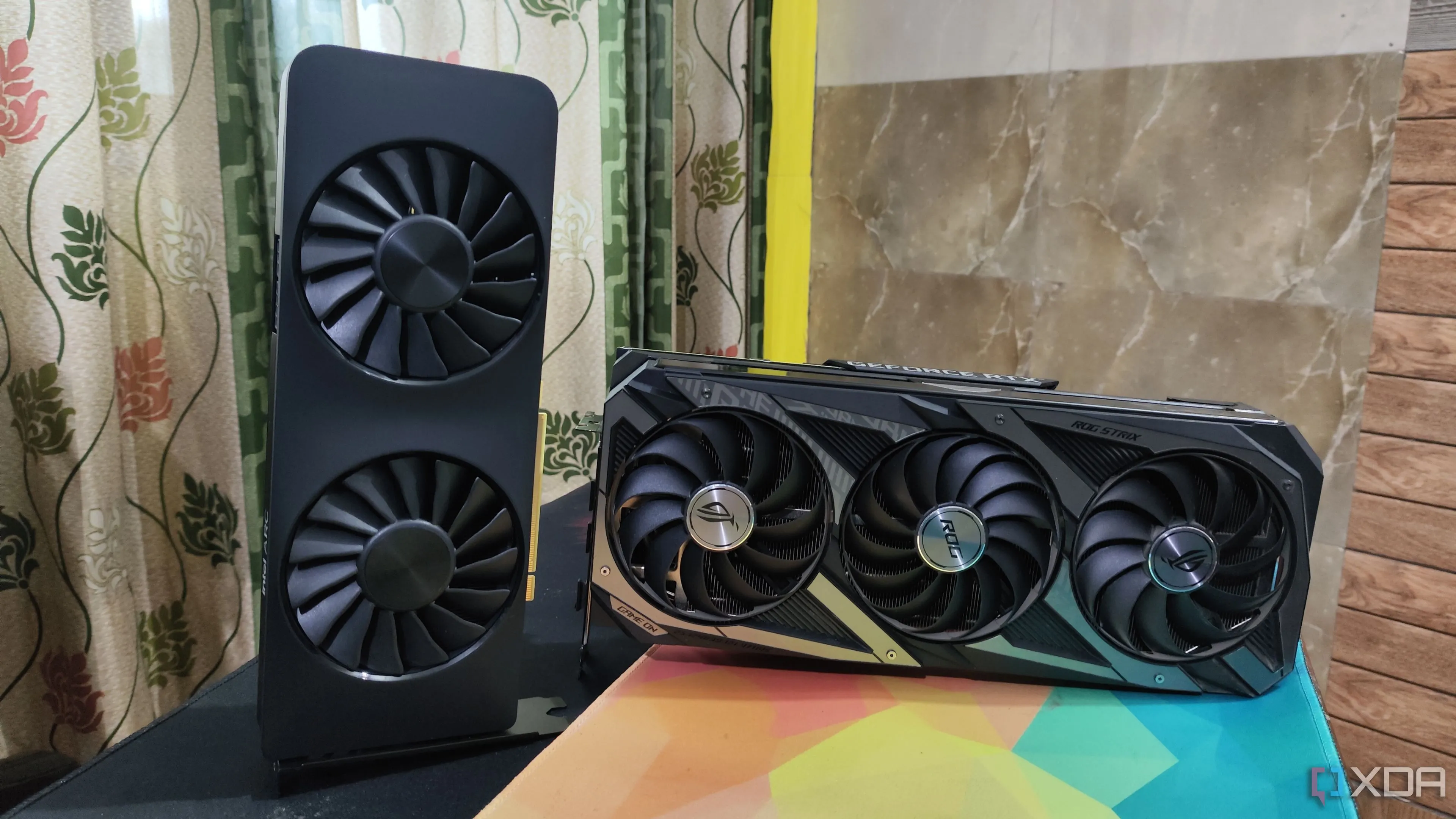 Card đồ họa Intel Arc A750 so sánh với ASUS Rog Strix RTX 3080 Ti, tượng trưng cho sự cạnh tranh mới trên thị trường GPU.