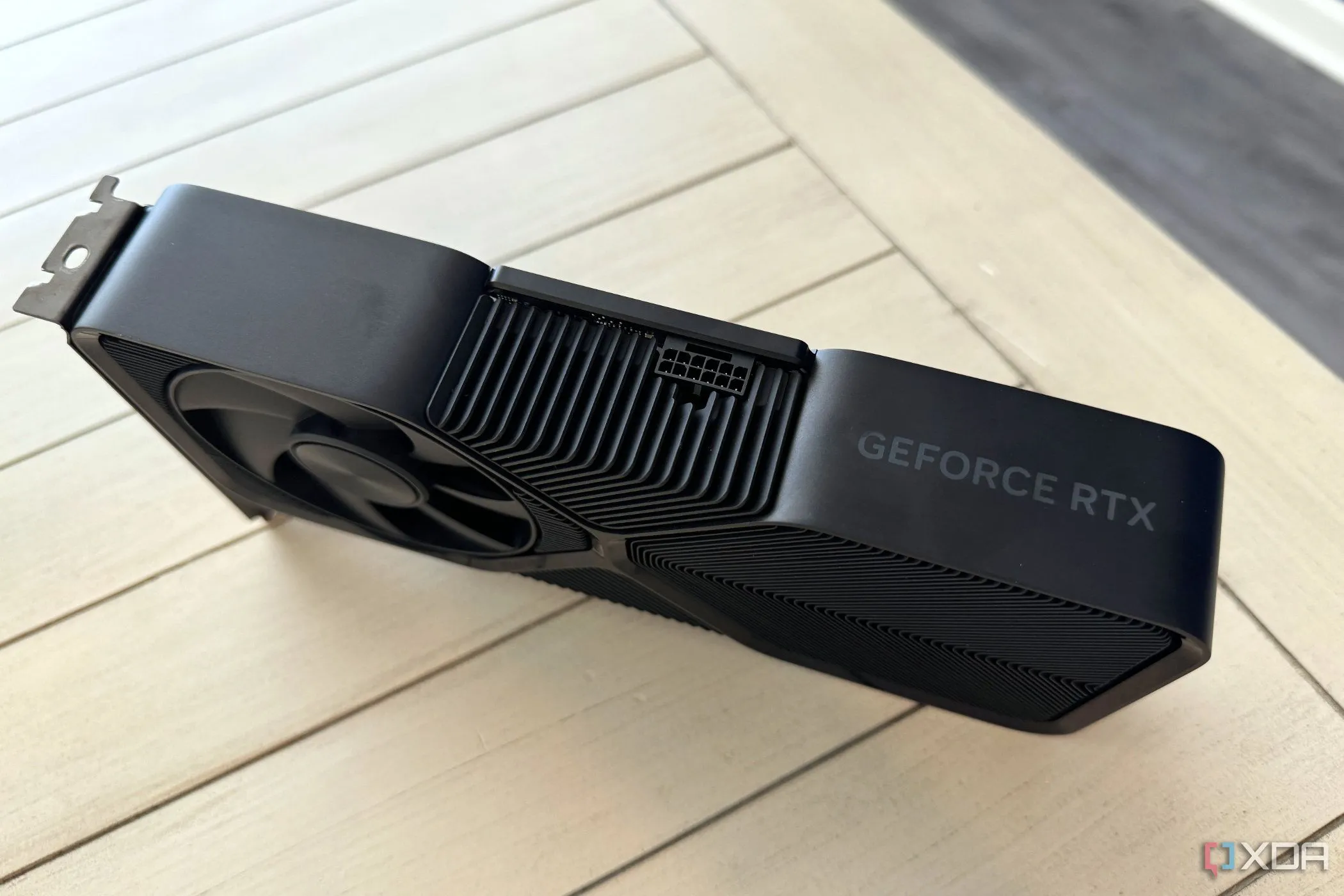 Card đồ họa NVIDIA GeForce RTX 4070 Super Founders Edition được trưng bày trên bàn, đại diện cho thiết kế GPU hiện đại của Nvidia.