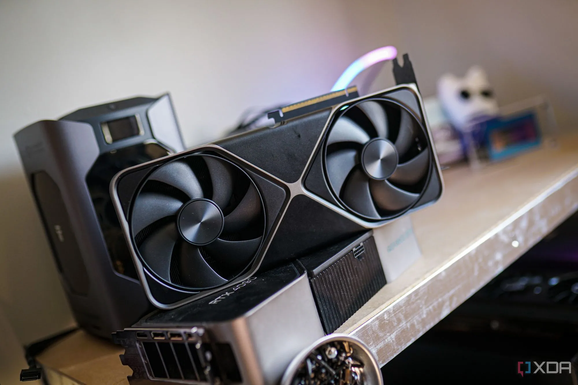 Card đồ họa Nvidia GeForce RTX 5090 nằm trên kệ, biểu tượng của sự khan hiếm linh kiện cao cấp