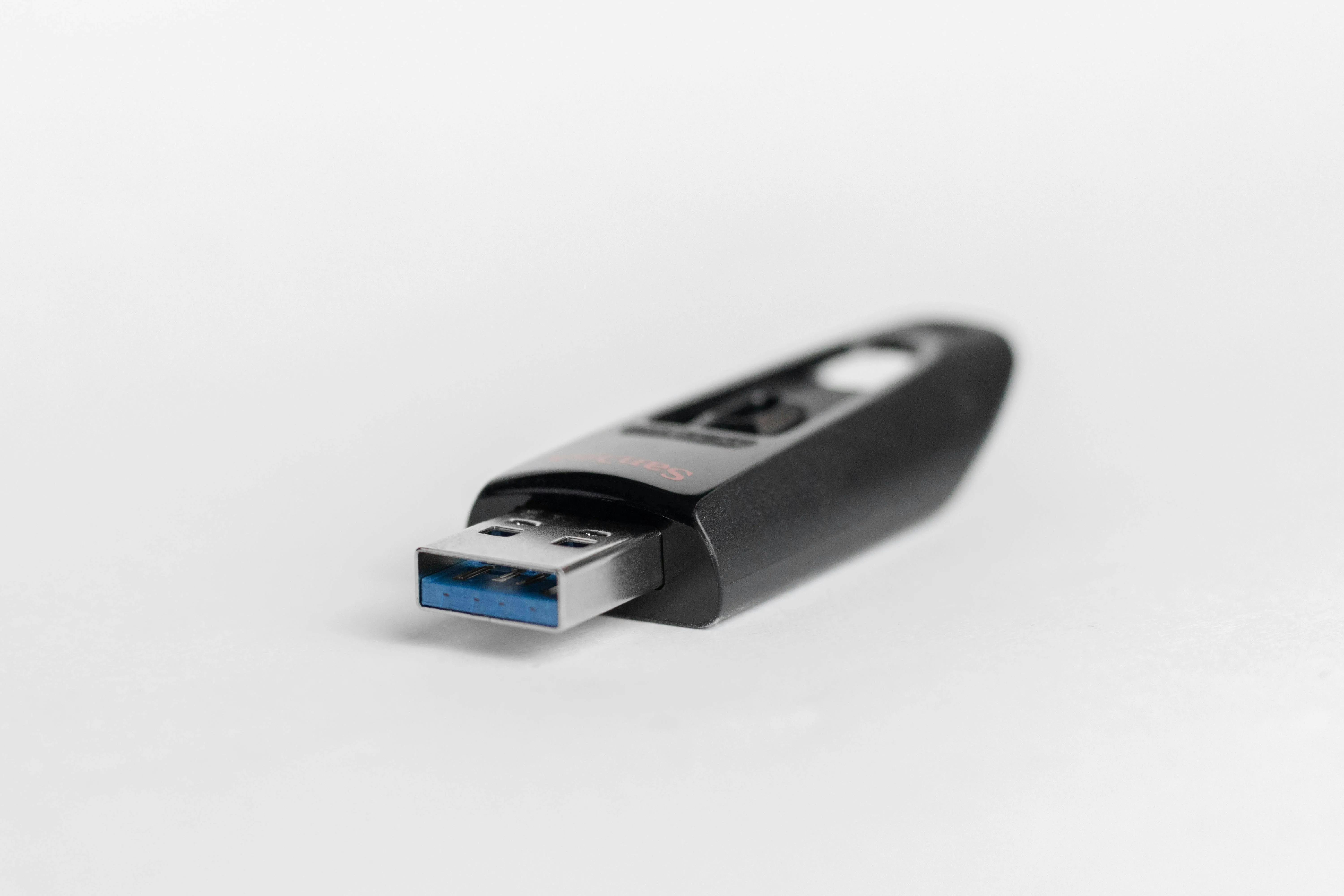 Chiếc USB lưu trữ các tệp ISO Windows, biểu tượng của sự chuẩn bị cho việc cài đặt hệ điều hành trên nhiều thiết bị hoặc cho các mục đích sử dụng khác nhau.