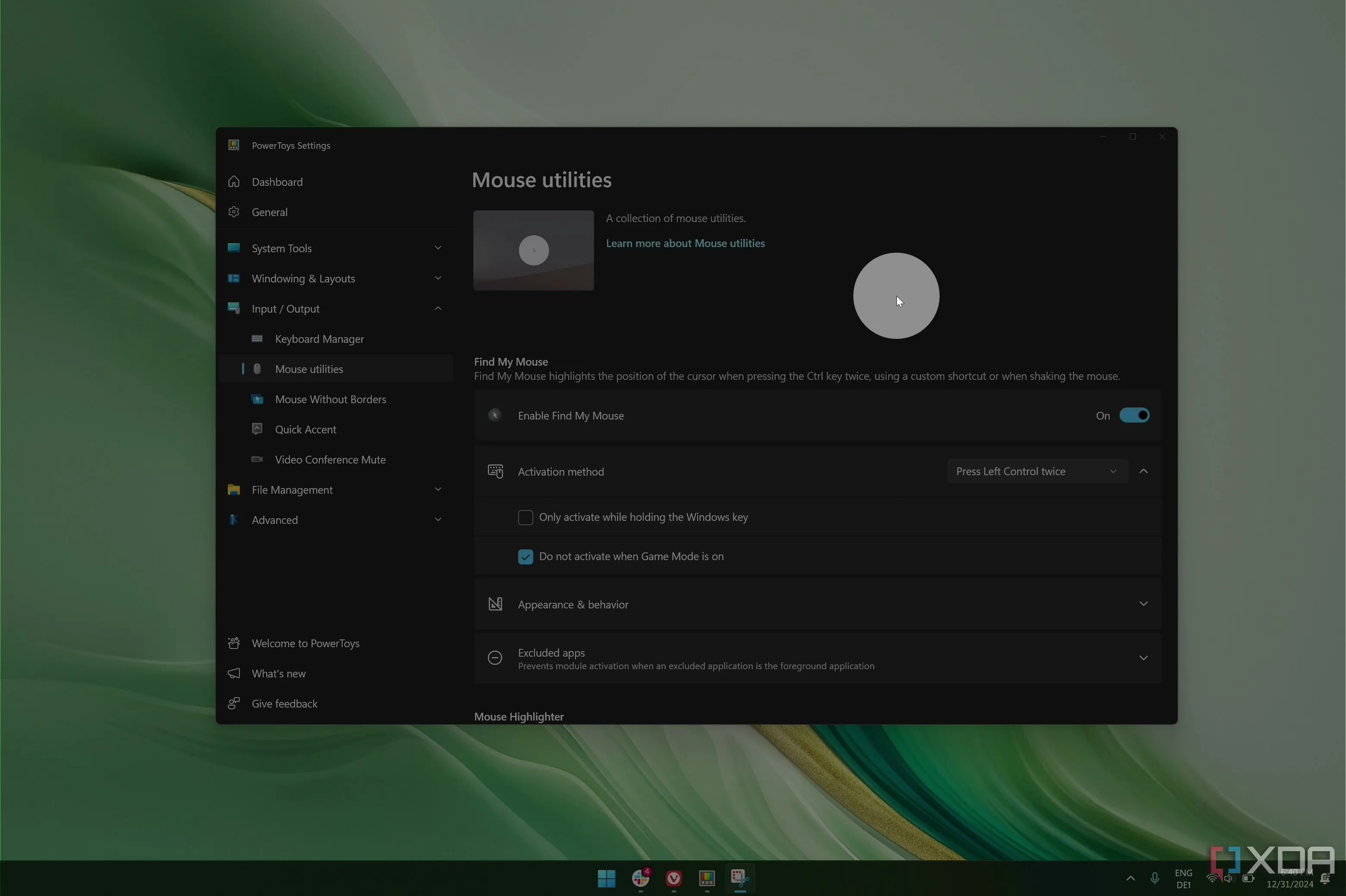 Con trỏ chuột được làm nổi bật bằng công cụ Find My Mouse của PowerToys trên nền màn hình Windows 11.