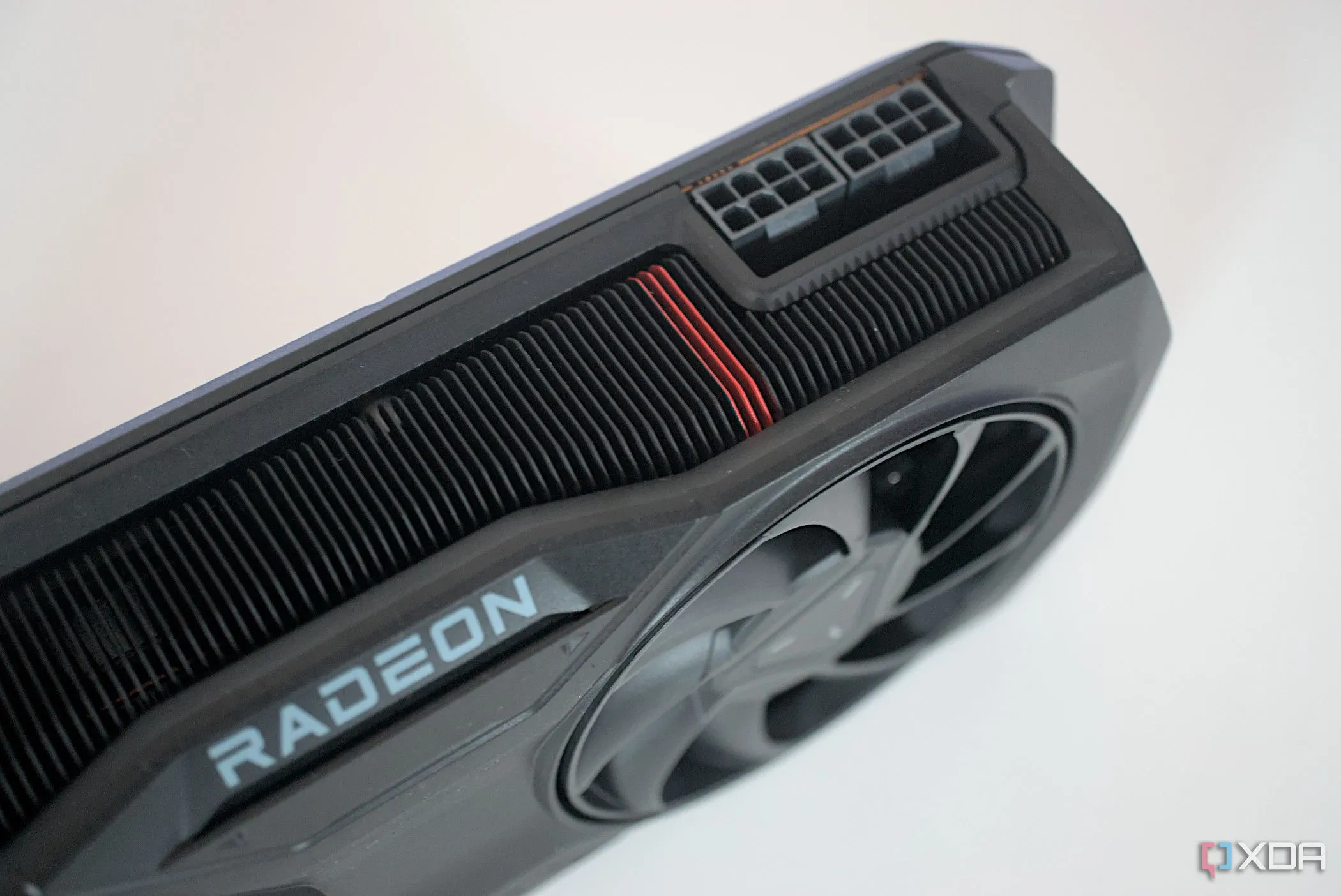 Cổng cấp nguồn của card đồ họa AMD Radeon RX 7800 XT, đại diện cho các sản phẩm GPU hiện tại của AMD.