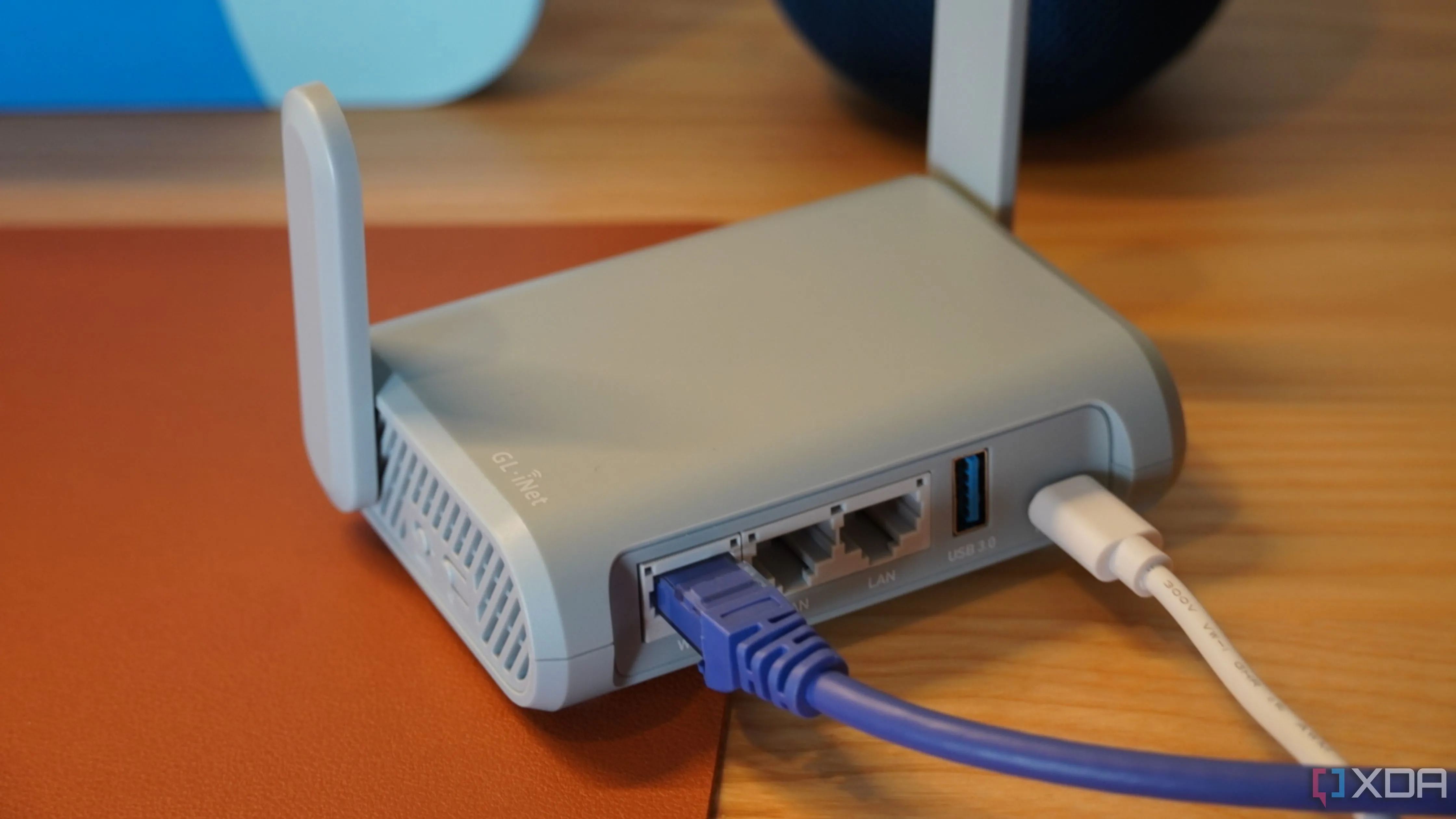 Cổng kết nối phía sau router Gl.iNet Beryl, minh họa thiết bị mạng gia đình nơi cần cấu hình Port Forwarding thủ công sau khi tắt UPnP.