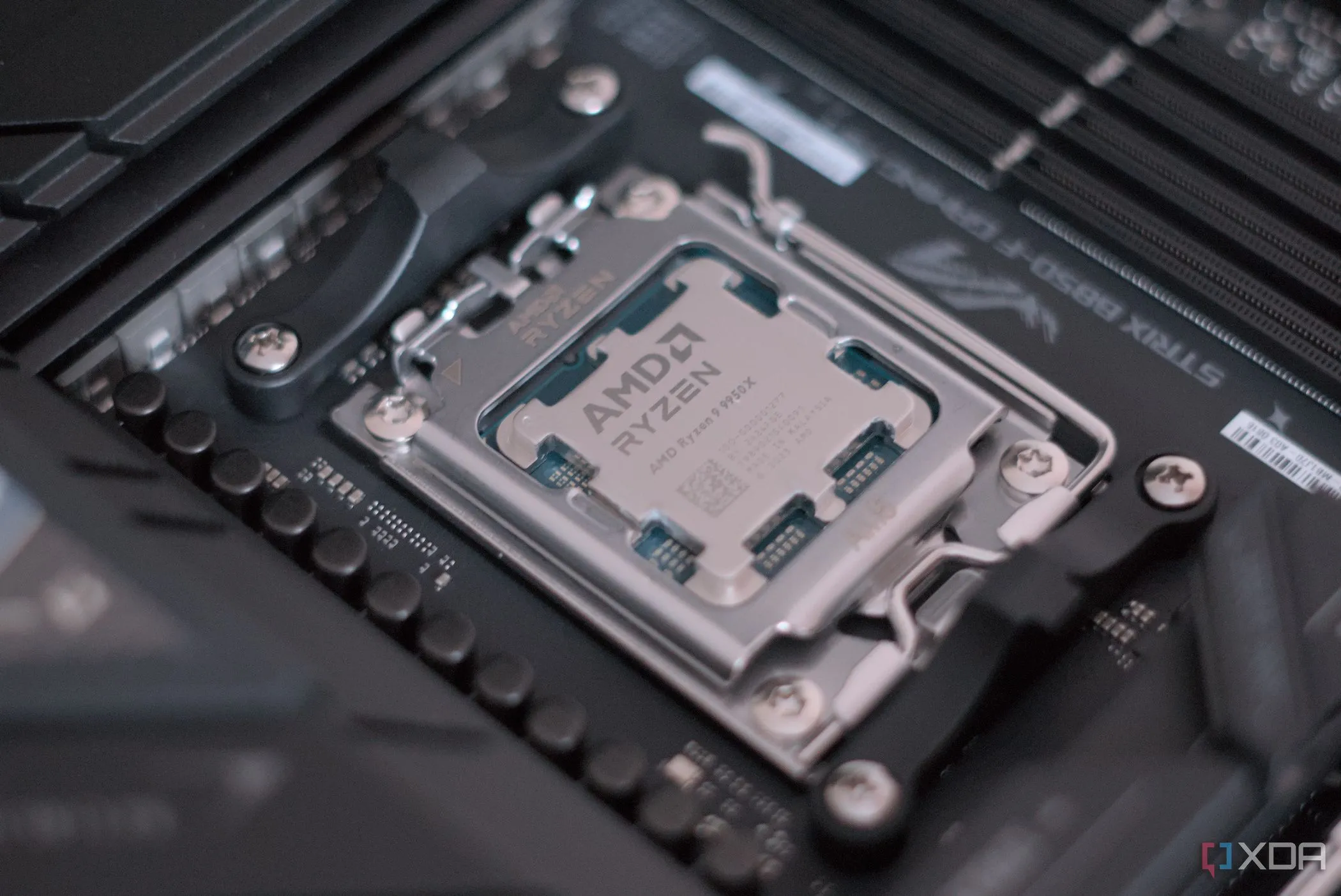 CPU được gắn trên bo mạch chủ Asus ROG Strix B850-F Gaming WiFi, thể hiện sự kết nối giữa CPU và hệ thống.