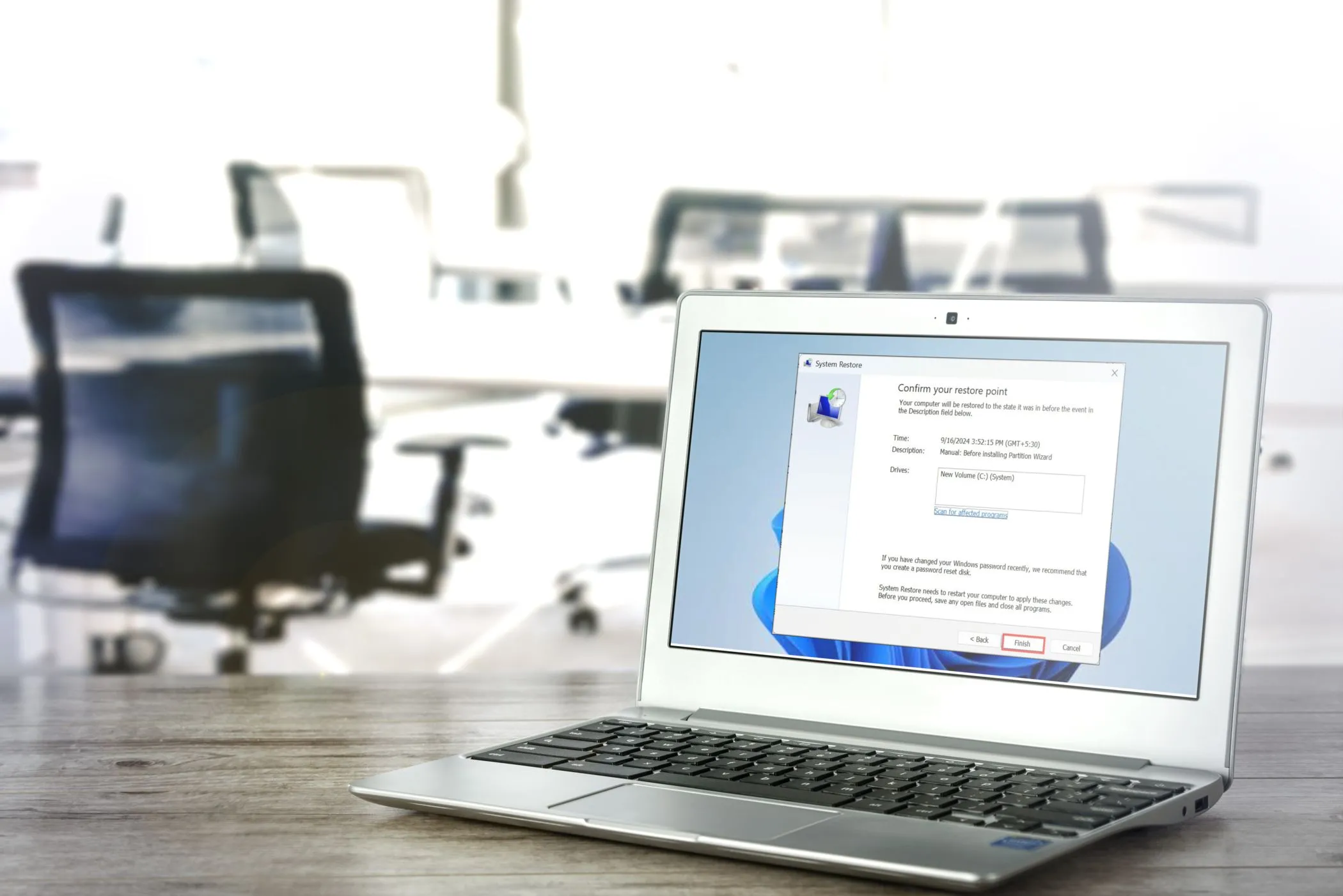 Cửa sổ System Restore trên máy tính xách tay Windows, minh họa quy trình khôi phục hệ thống