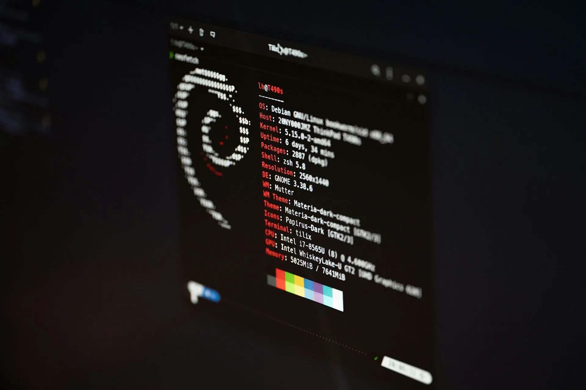 Cửa sổ Terminal của hệ điều hành Debian Linux, biểu tượng cho sức mạnh tùy biến và kiểm soát