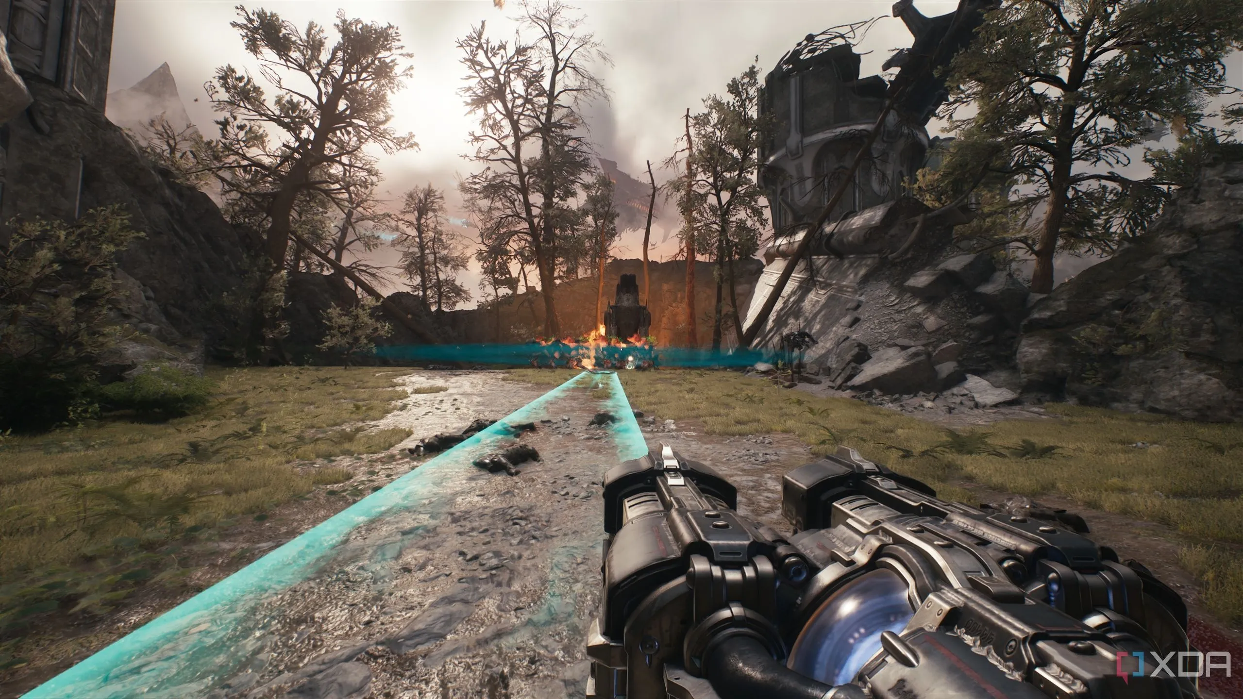 Doom Slayer ném khiên về phía khẩu pháo binh, thể hiện hành động phá hủy mục tiêu.
