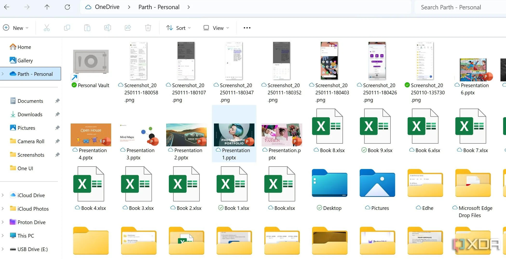 Giao diện File Explorer của Windows hiển thị thư mục OneDrive, minh họa cách kéo thả tệp tin sang bộ nhớ cục bộ