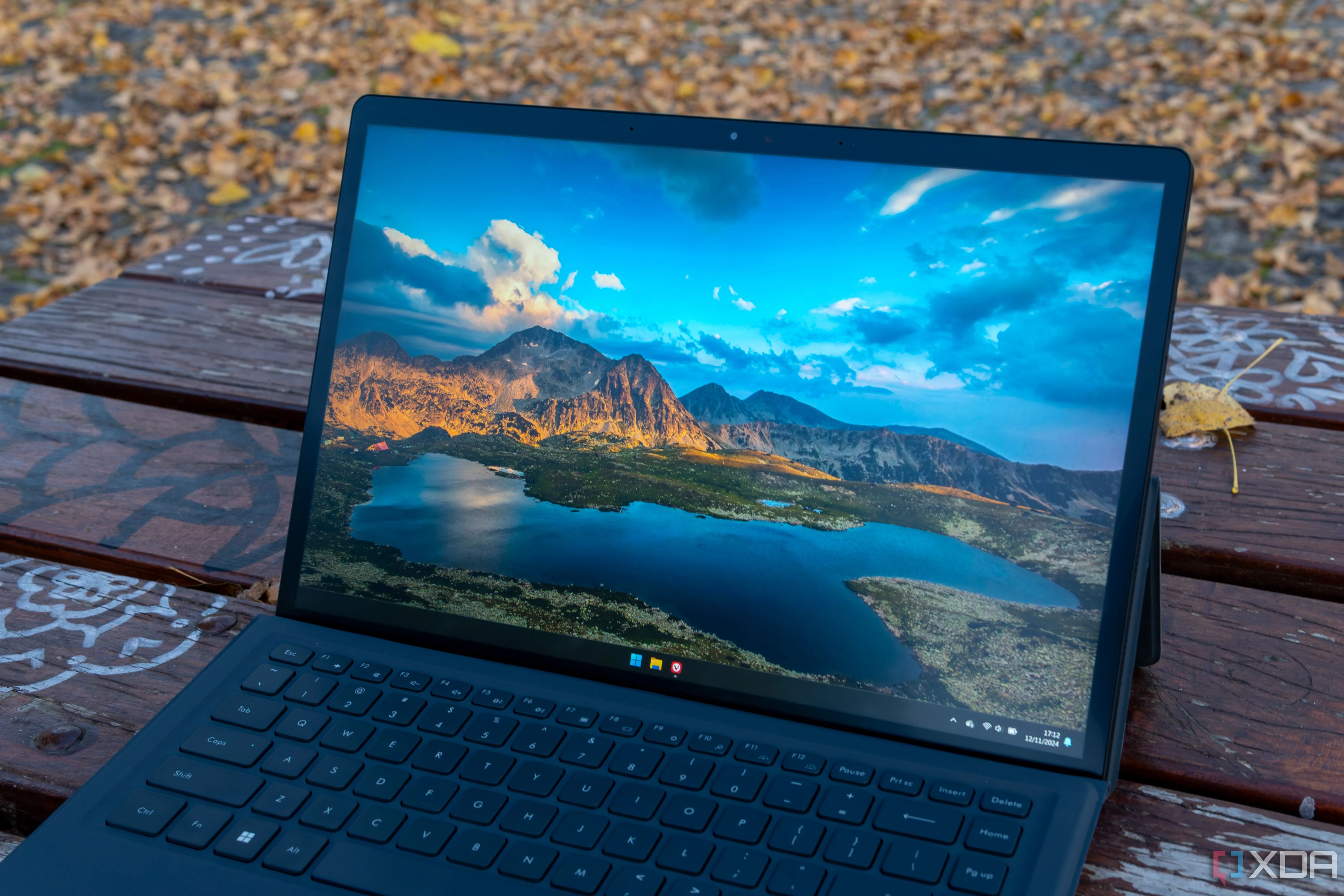 Giao diện màn hình nền Windows 11 hiển thị trên một thiết bị máy tính Minisforum V3
