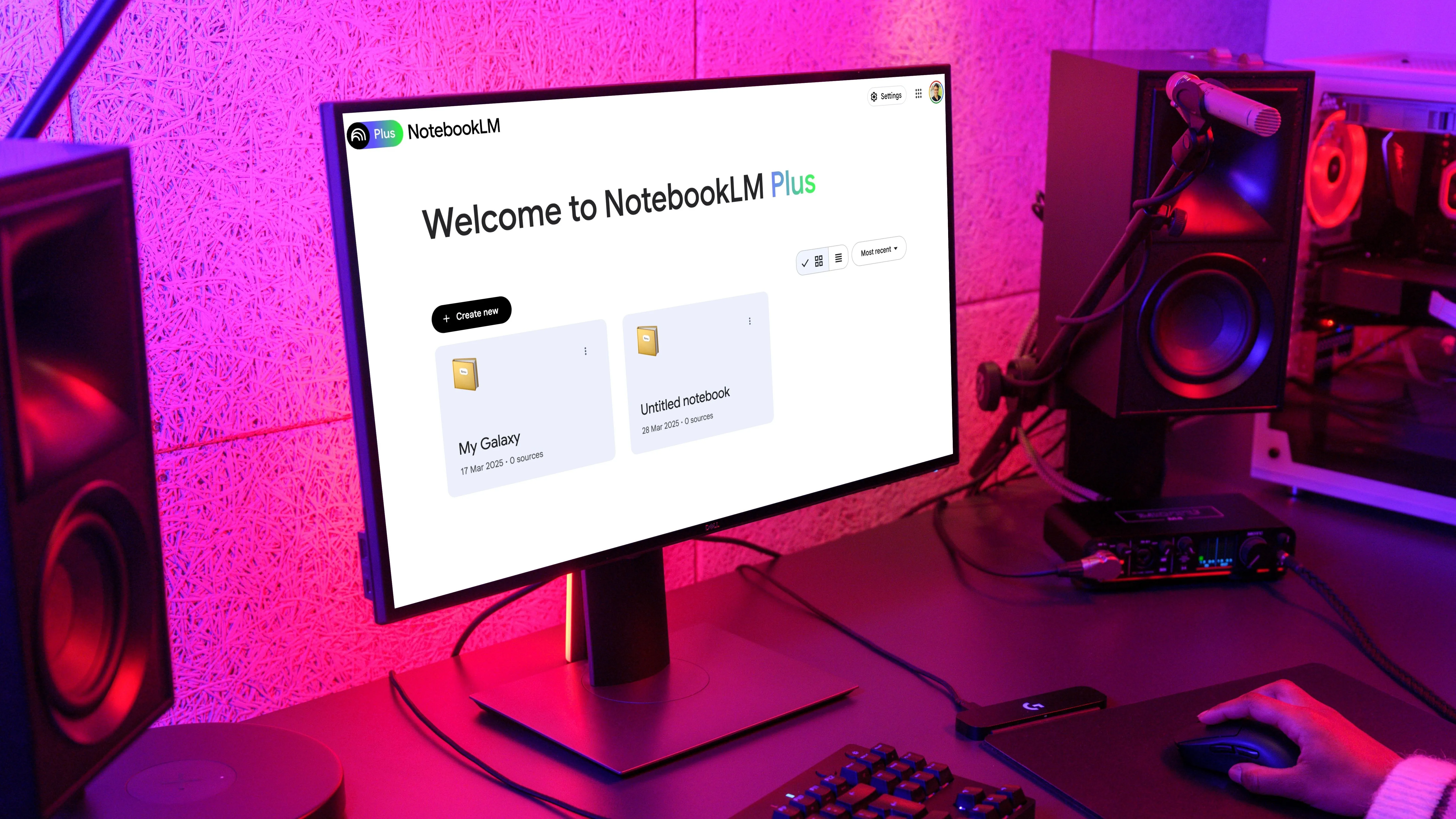 Giao diện NotebookLM trên màn hình laptop với các gợi ý tối ưu năng suất