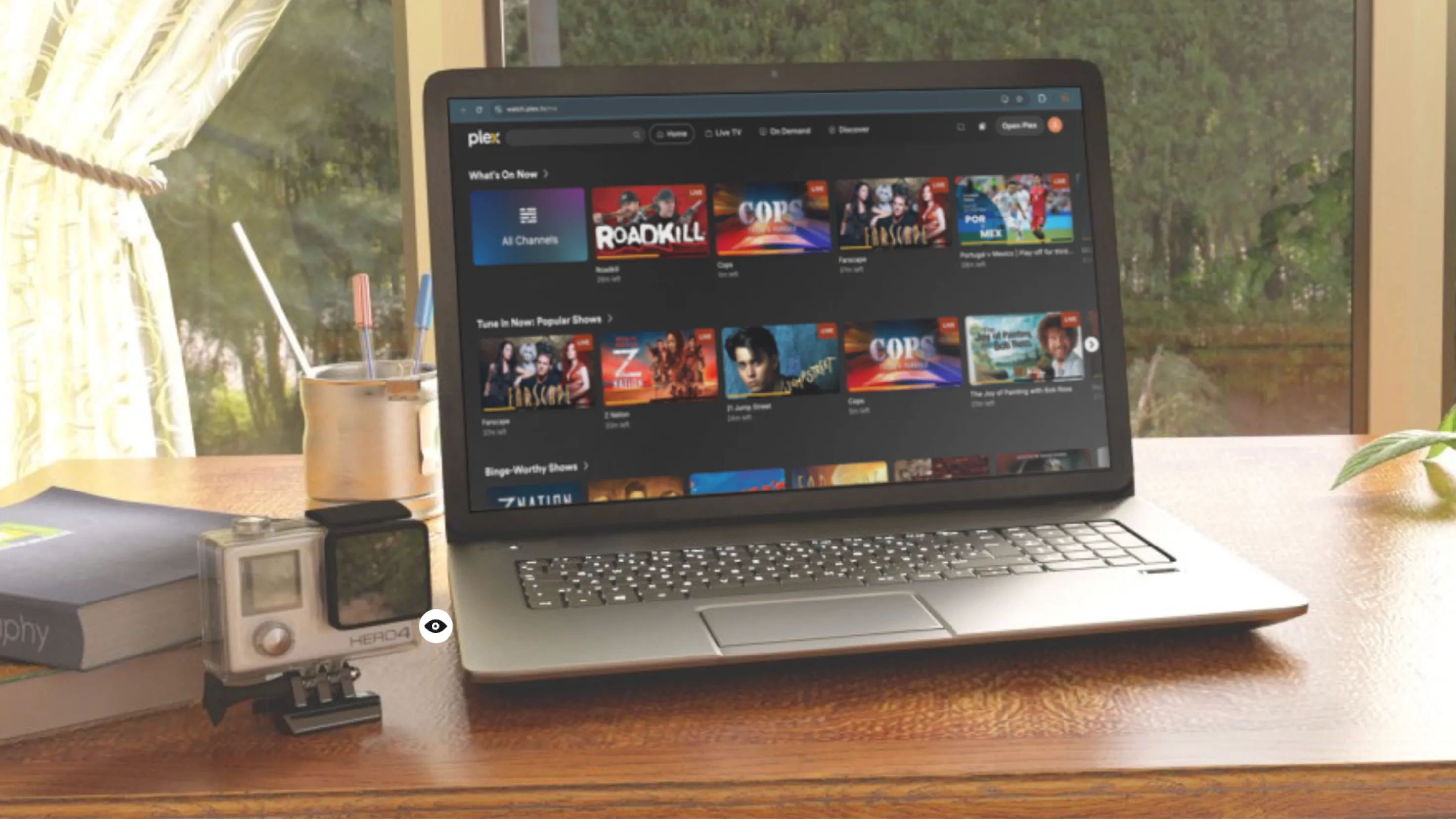 Giao diện Plex Media Server trên một chiếc laptop Windows.