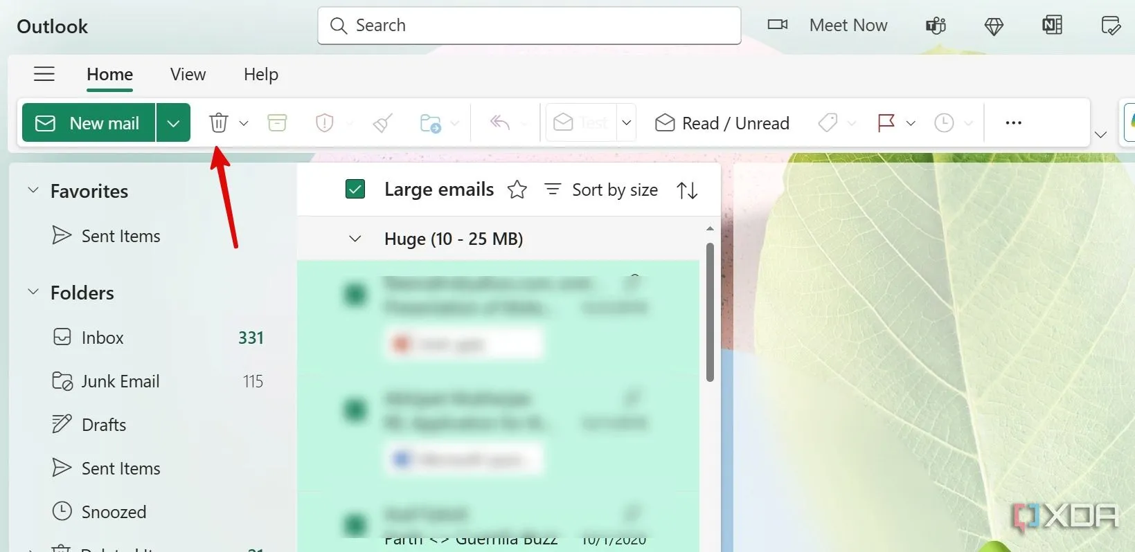 Giao diện quản lý tệp đính kèm Outlook trong OneDrive, cho phép người dùng xem và xóa các email có dung lượng lớn