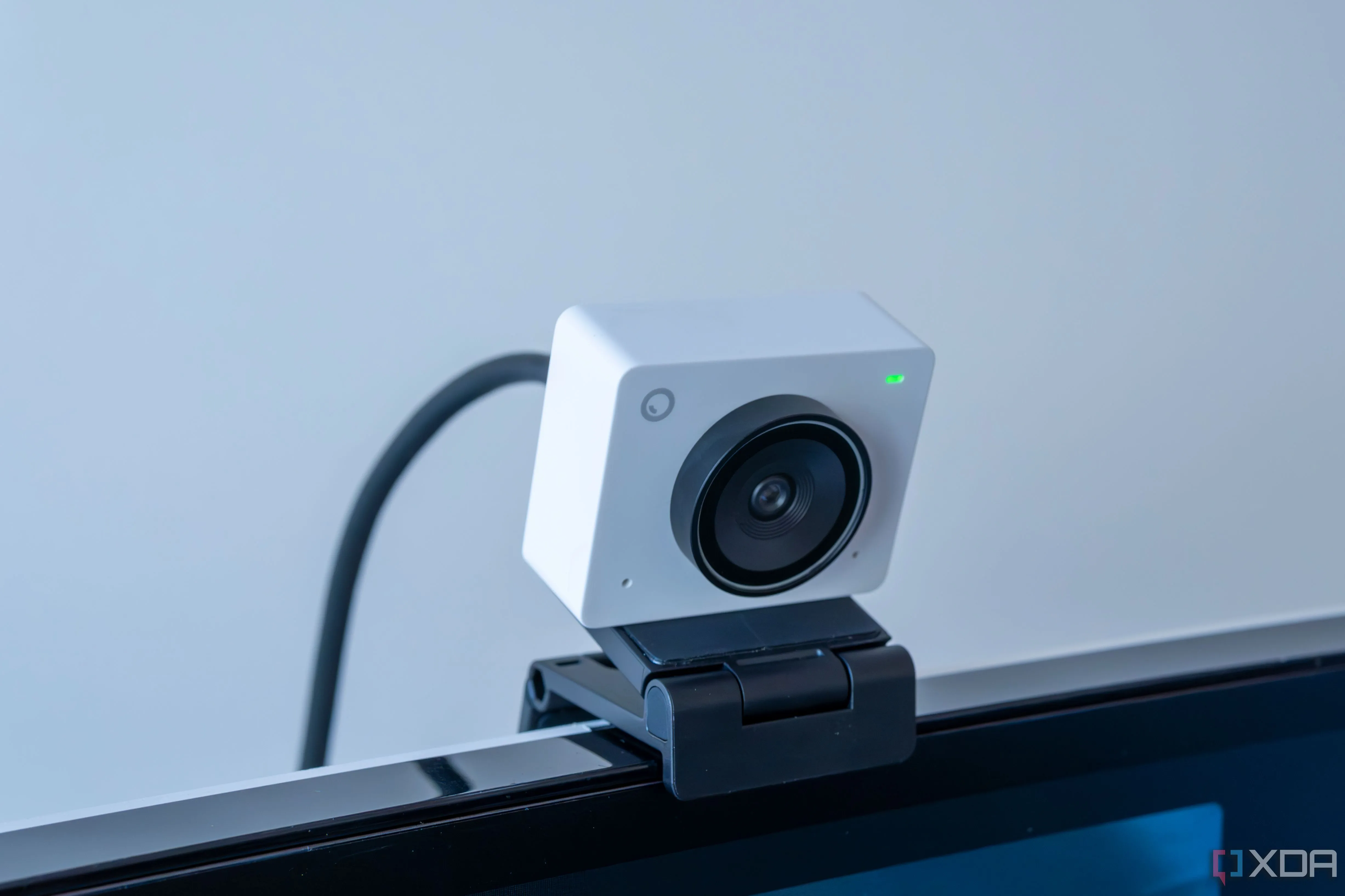 Góc nhìn camera Obsbot Meet 2 gắn trên màn hình máy tính