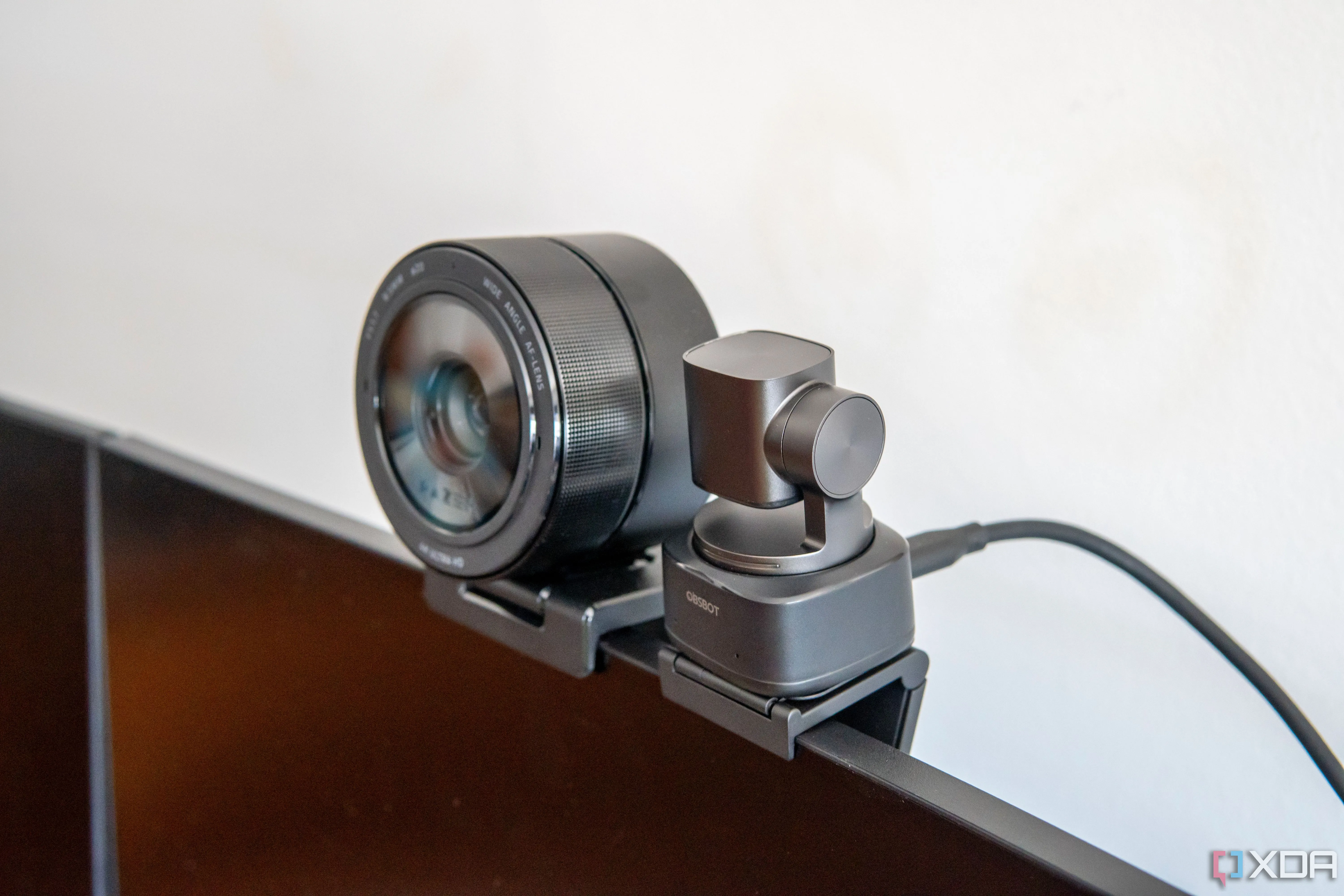 Góc nhìn nghiêng của webcam Obsbot Tiny 2 và Razer Kiyo Pro Ultra