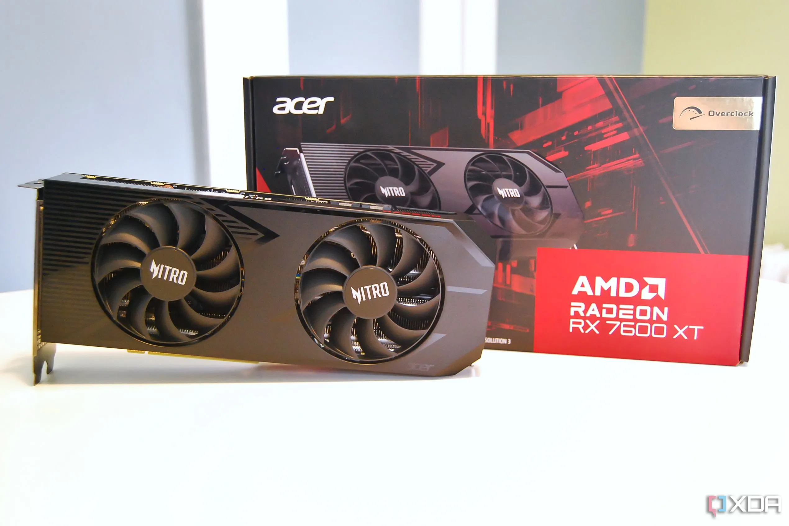 Góc nhìn phía trước của card đồ họa Acer Nitro Radeon RX 7600 XT OC, minh họa cho dòng sản phẩm tầm trung của AMD.