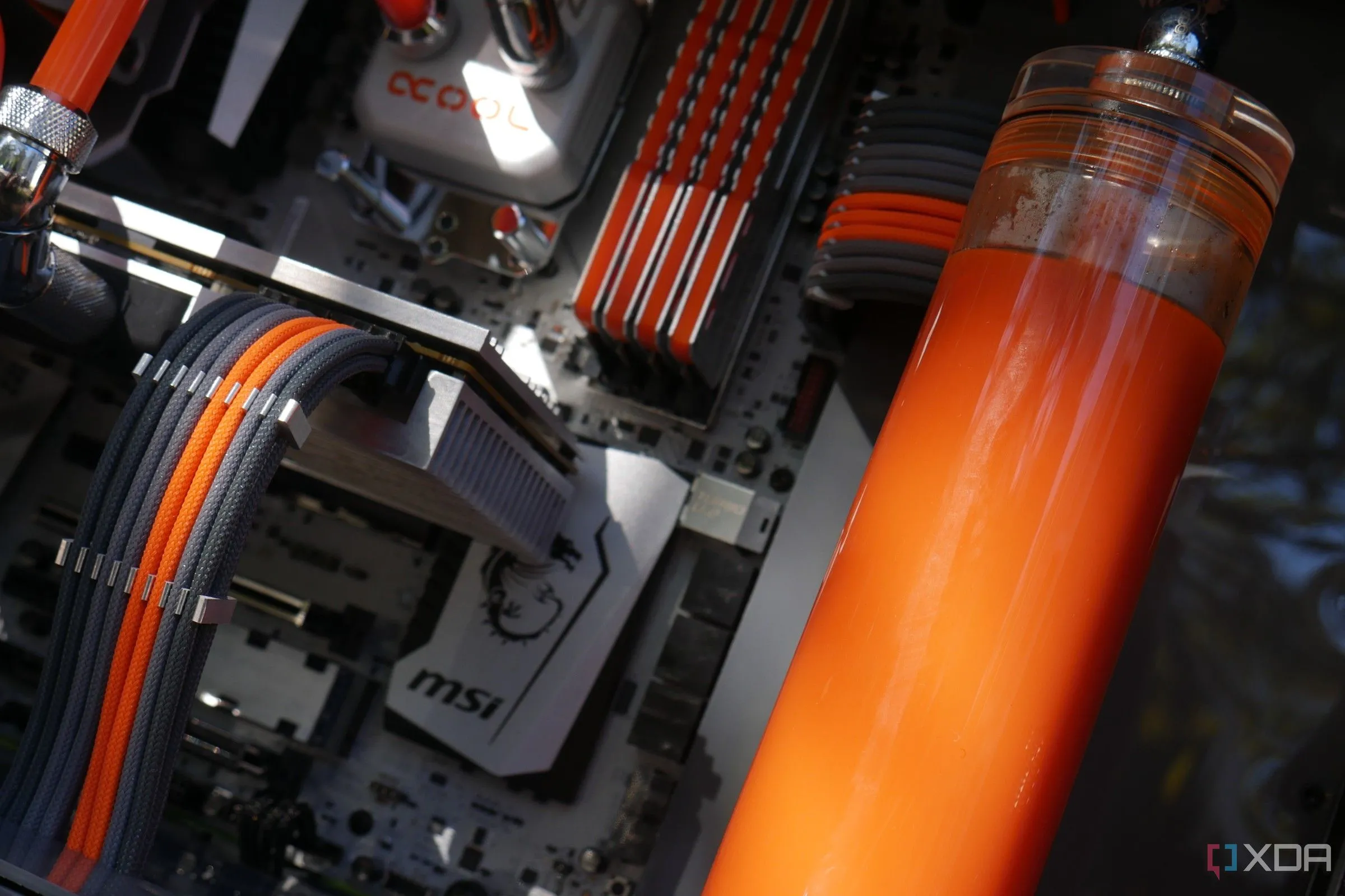 Hệ thống PC tự lắp custom với tản nhiệt nước và dây cáp được quản lý gọn gàng