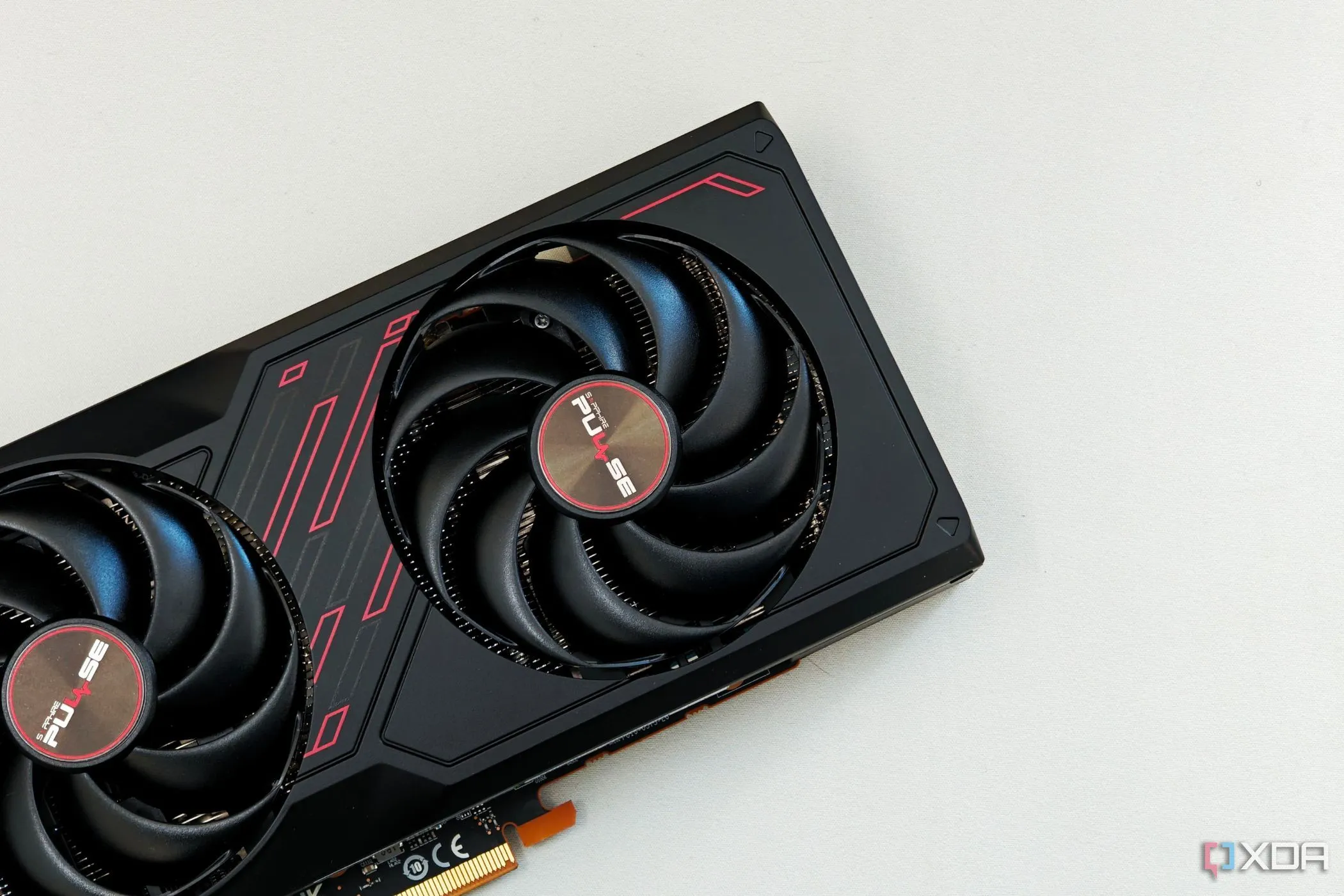 Hệ thống quạt tản nhiệt trên card đồ họa Sapphire Radeon RX 7600 Pulse OC, thiết kế làm mát hiệu quả cho GPU