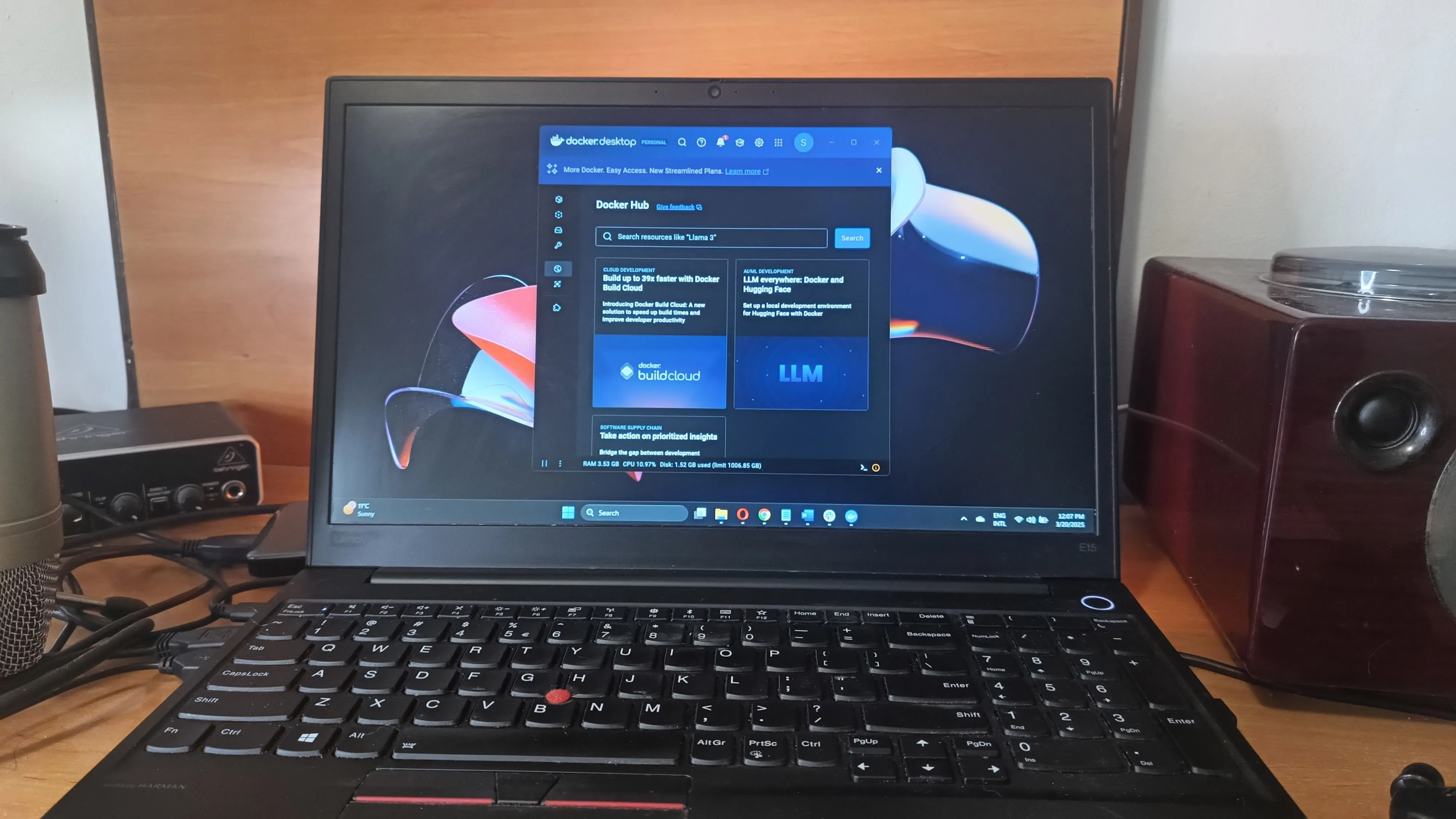 Hình ảnh máy tính xách tay chạy Windows 11 minh họa khả năng tương thích của Podman với Docker.