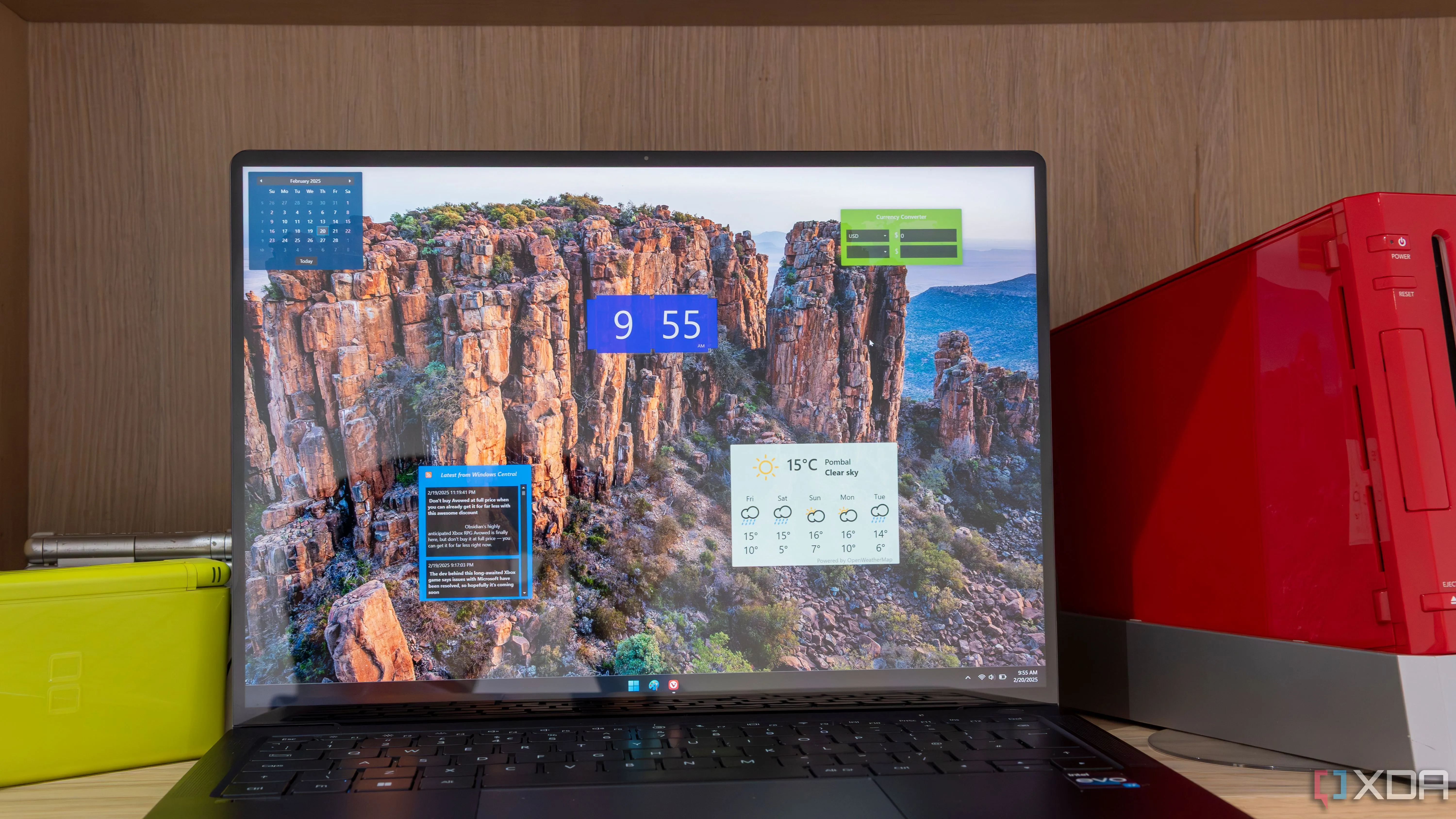 Hình ảnh một chiếc laptop Windows 11 với các công cụ tăng năng suất dành cho người làm việc từ xa