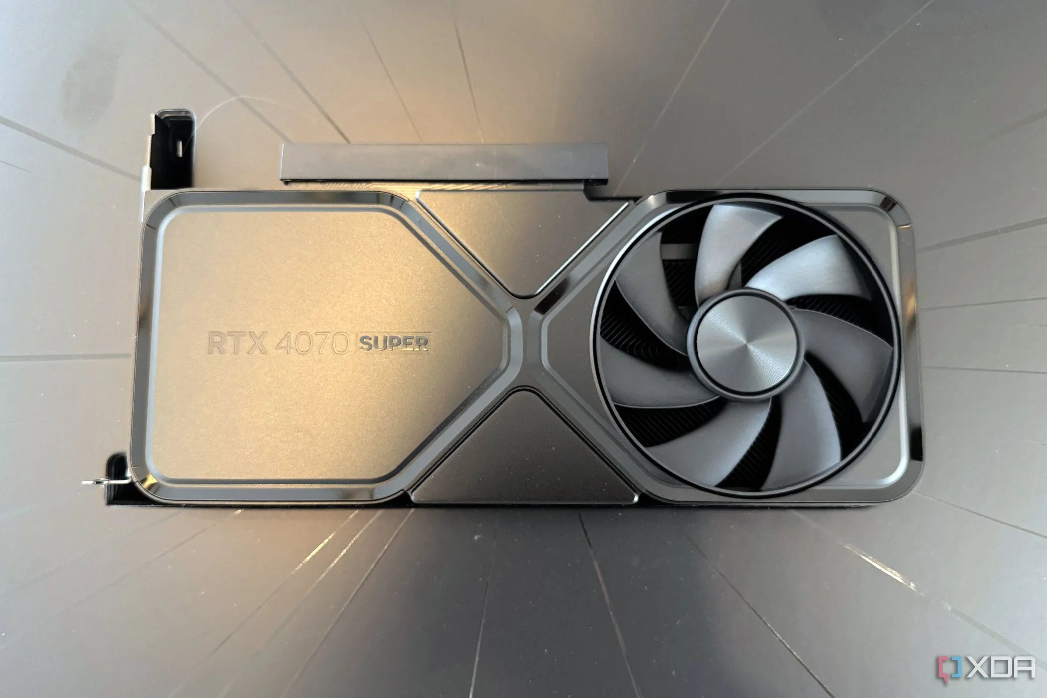 Hộp đựng card đồ họa NVIDIA GeForce RTX 4070 Super Founders Edition, minh họa cho dòng GPU hiệu năng cao của Nvidia.