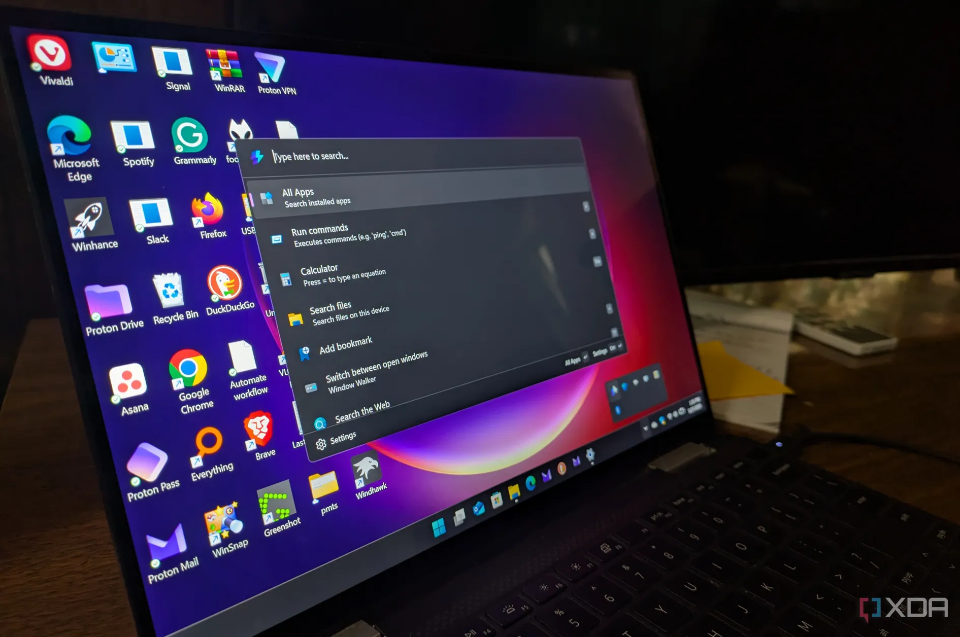 Laptop đang hiển thị giao diện PowerToys Command Palette với tùy chọn All Apps