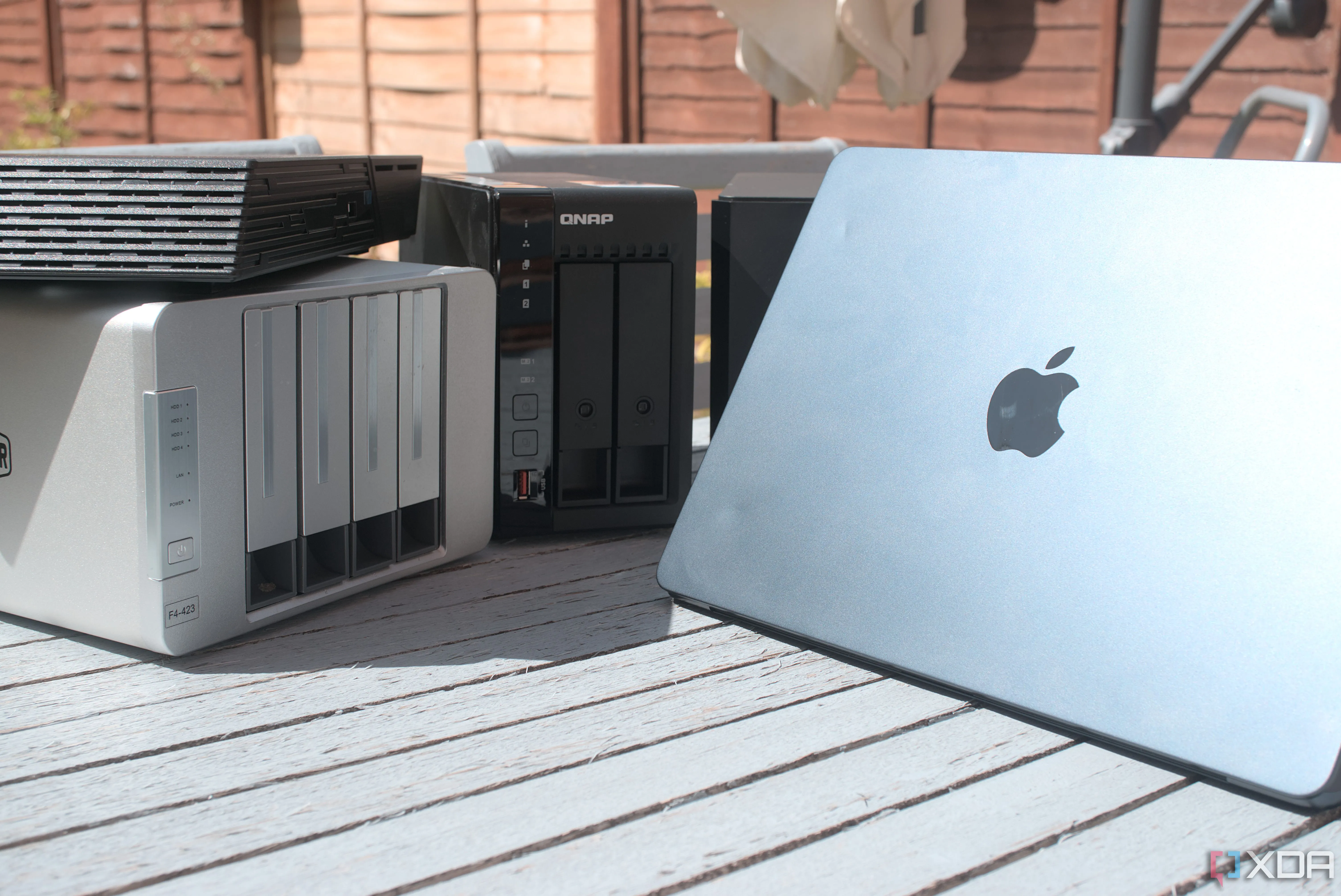 Laptop MacBook Air cạnh một thiết bị NAS.