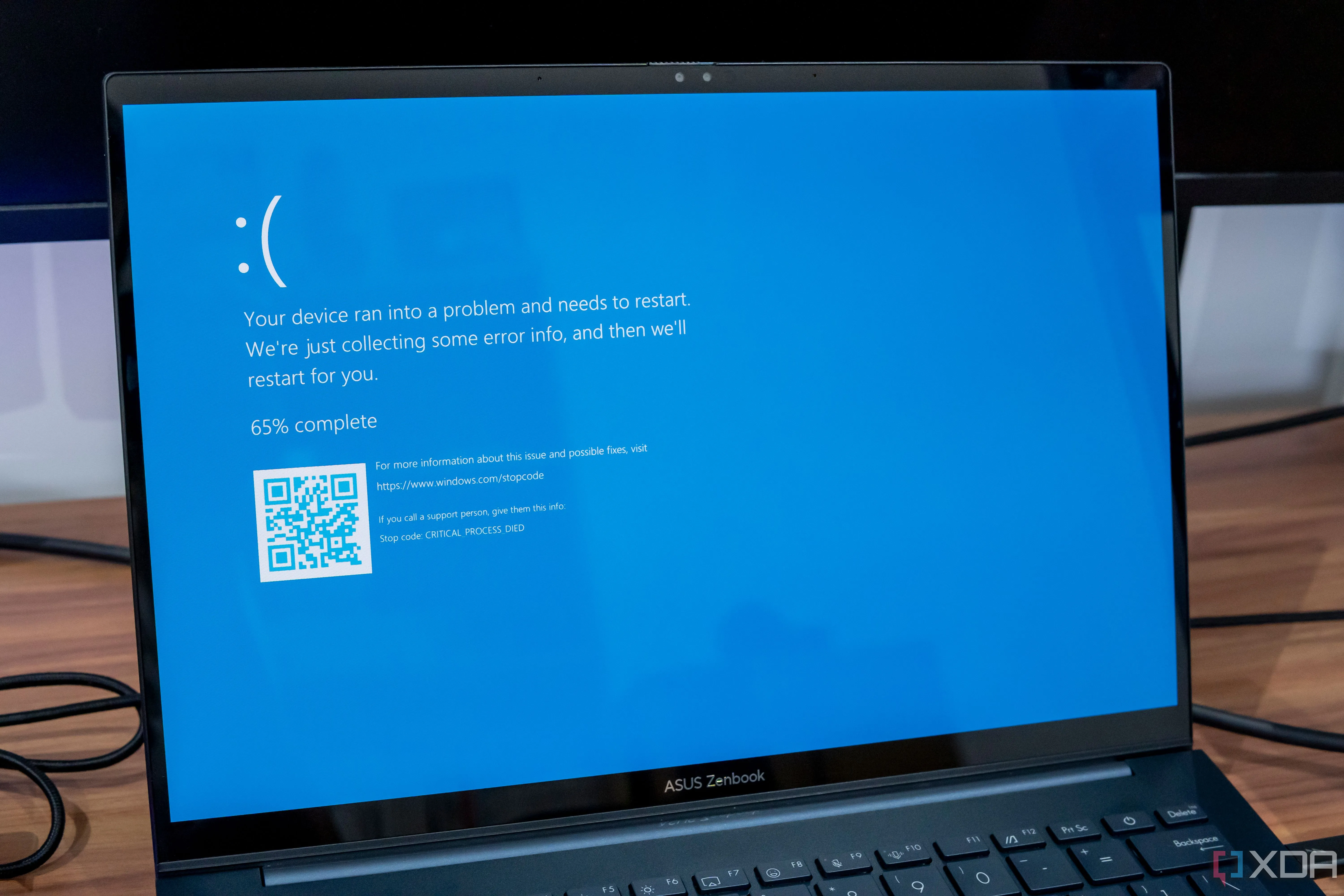 Laptop Windows 11 hiển thị Màn hình xanh chết chóc (BSOD), biểu thị lỗi hệ thống nghiêm trọng