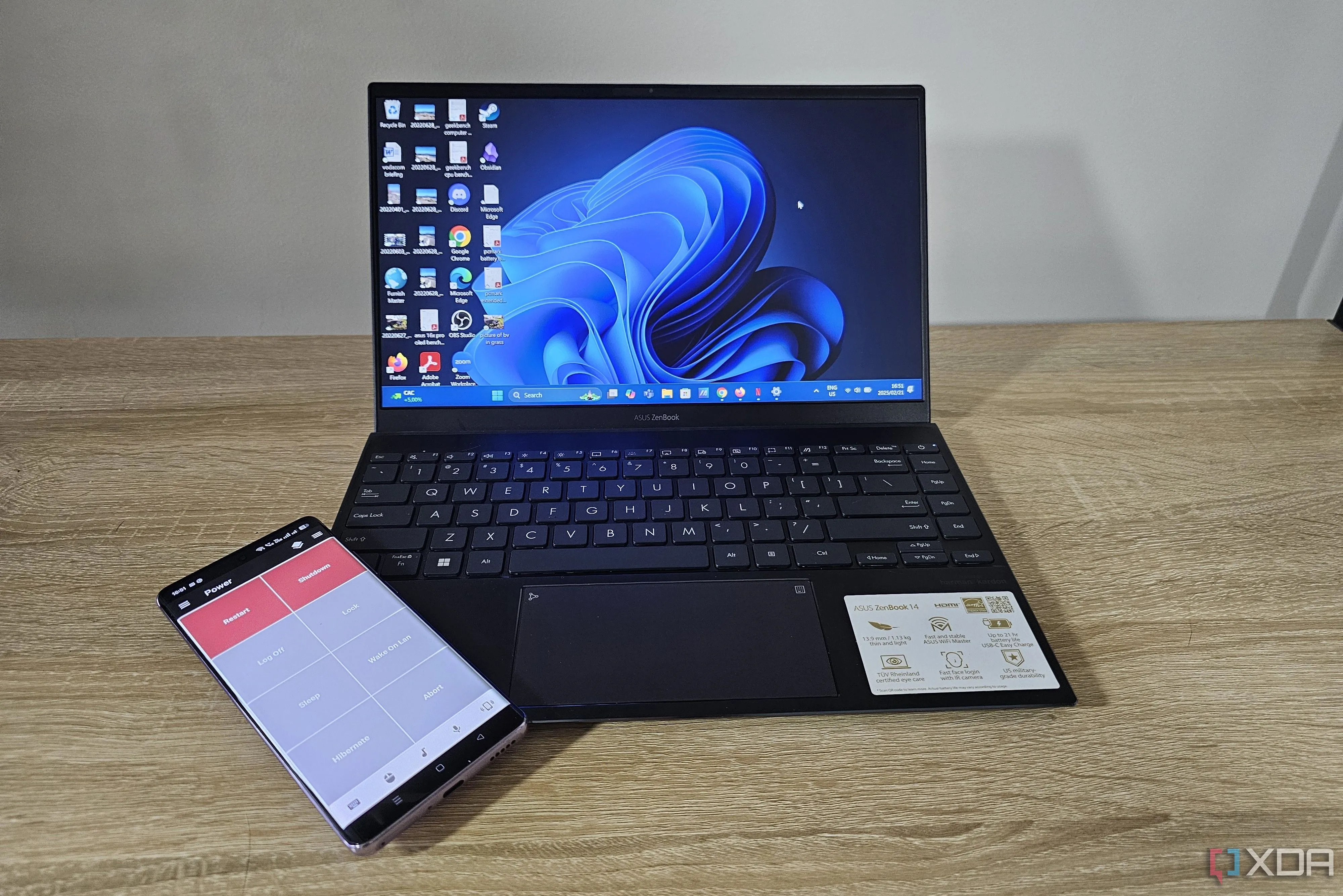 Laptop Windows 11 và smartphone hiển thị tùy chọn điều khiển nguồn qua Unified Remote