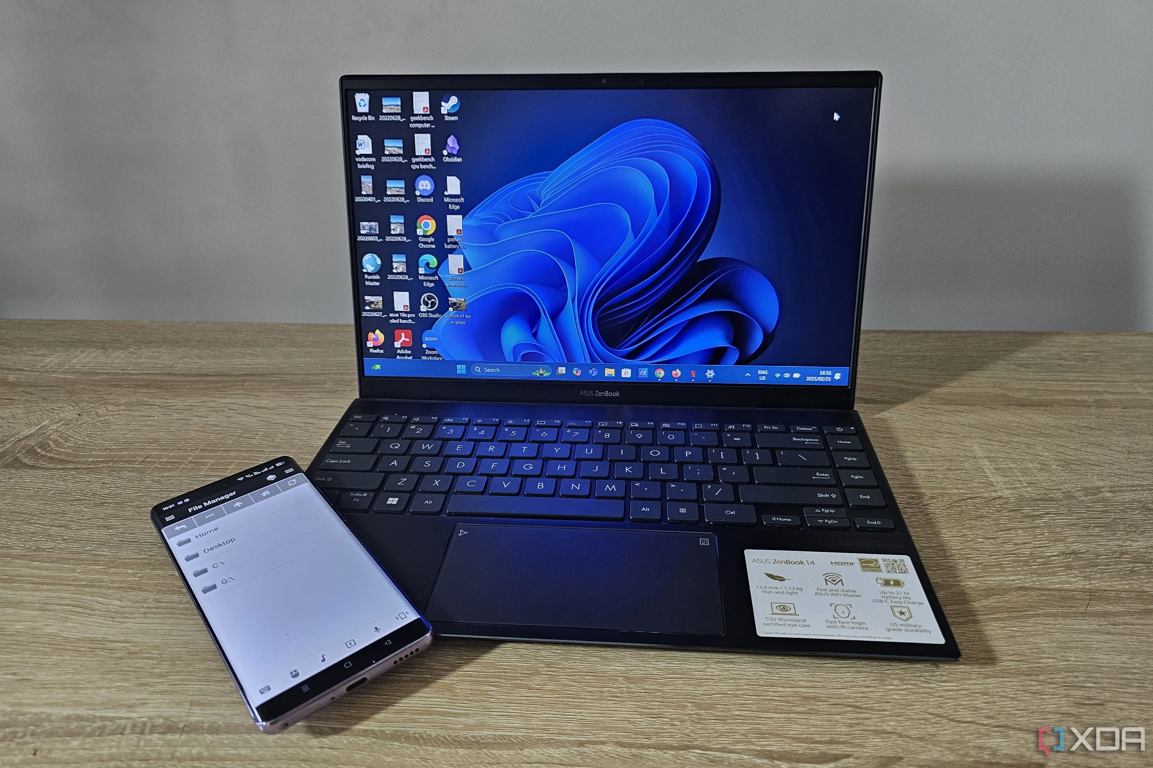 Laptop Windows hiển thị trình quản lý tệp và smartphone với remote File Manager của Unified Remote