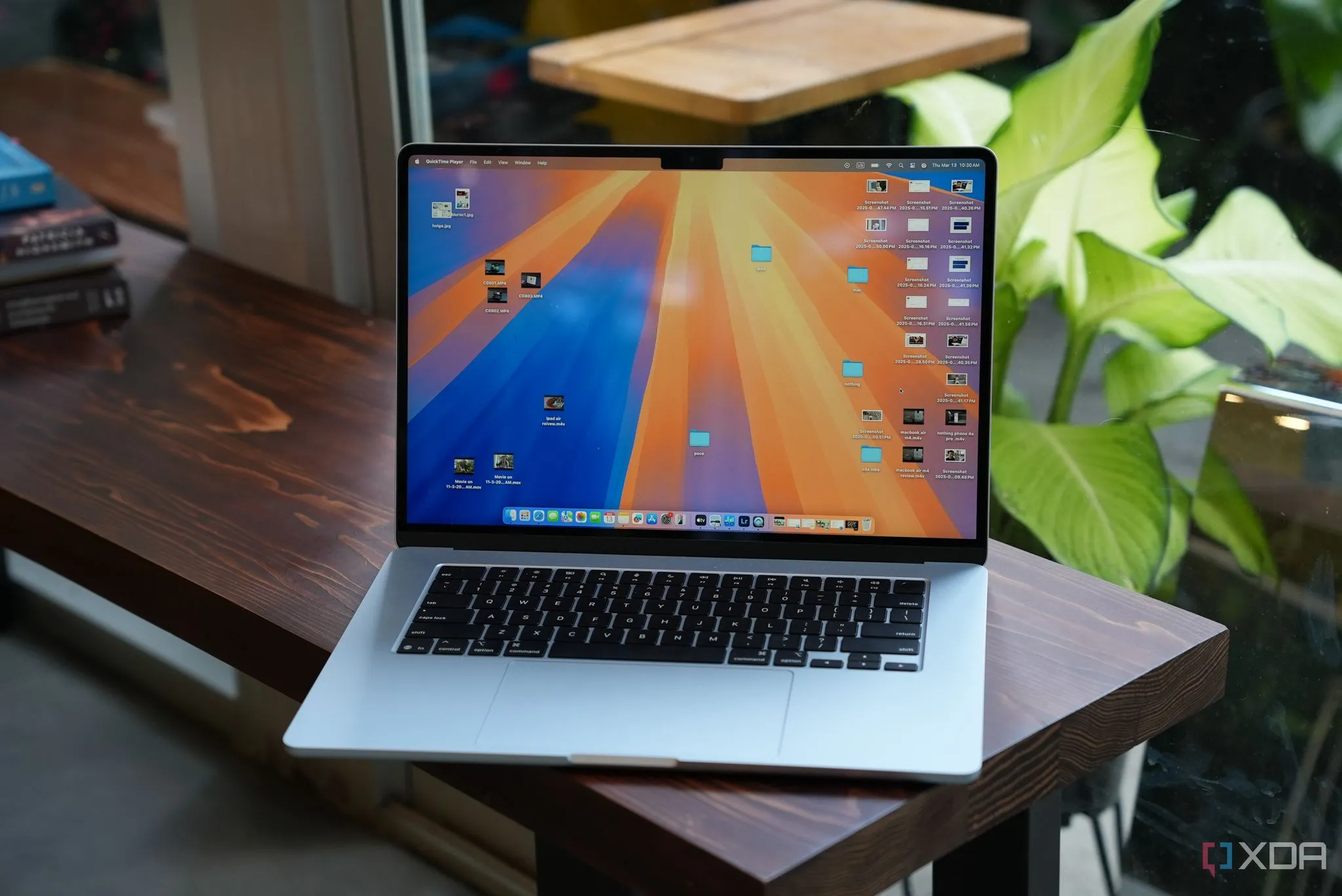 MacBook Air M4 2025 13 inch màu Midnight hoặc Space Gray, nhìn từ trên xuống, minh họa thiết kế mỏng nhẹ và bàn phím Magic Keyboard