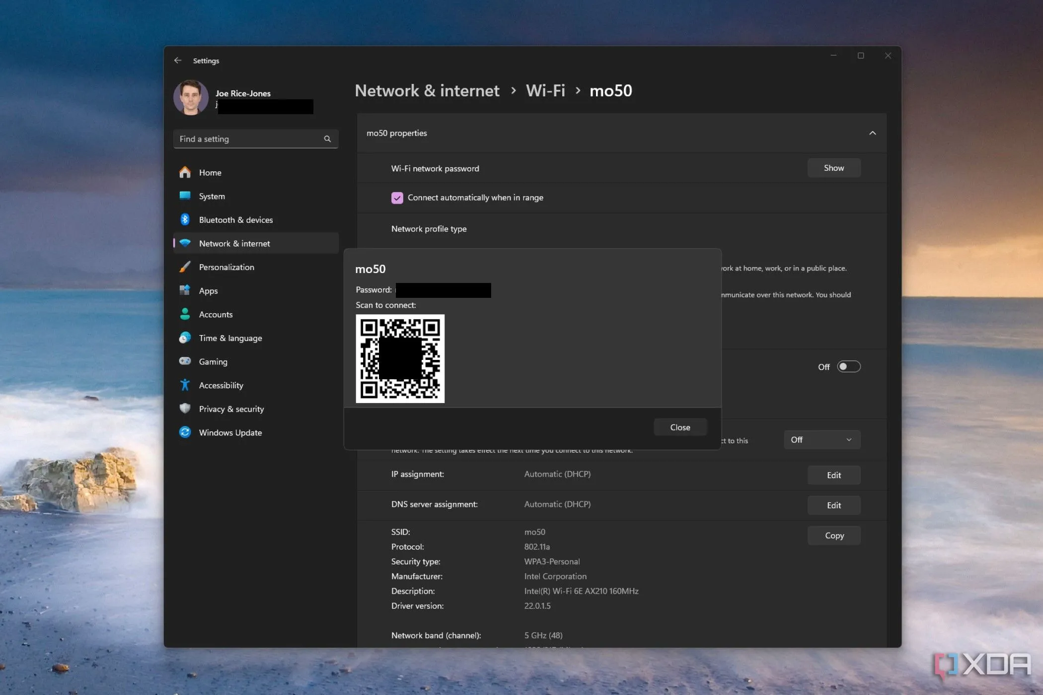 Màn hình chia sẻ mật khẩu Wi-Fi bằng mã QR trên Windows 11, hiển thị mã QR và mật khẩu dạng văn bản rõ ràng.