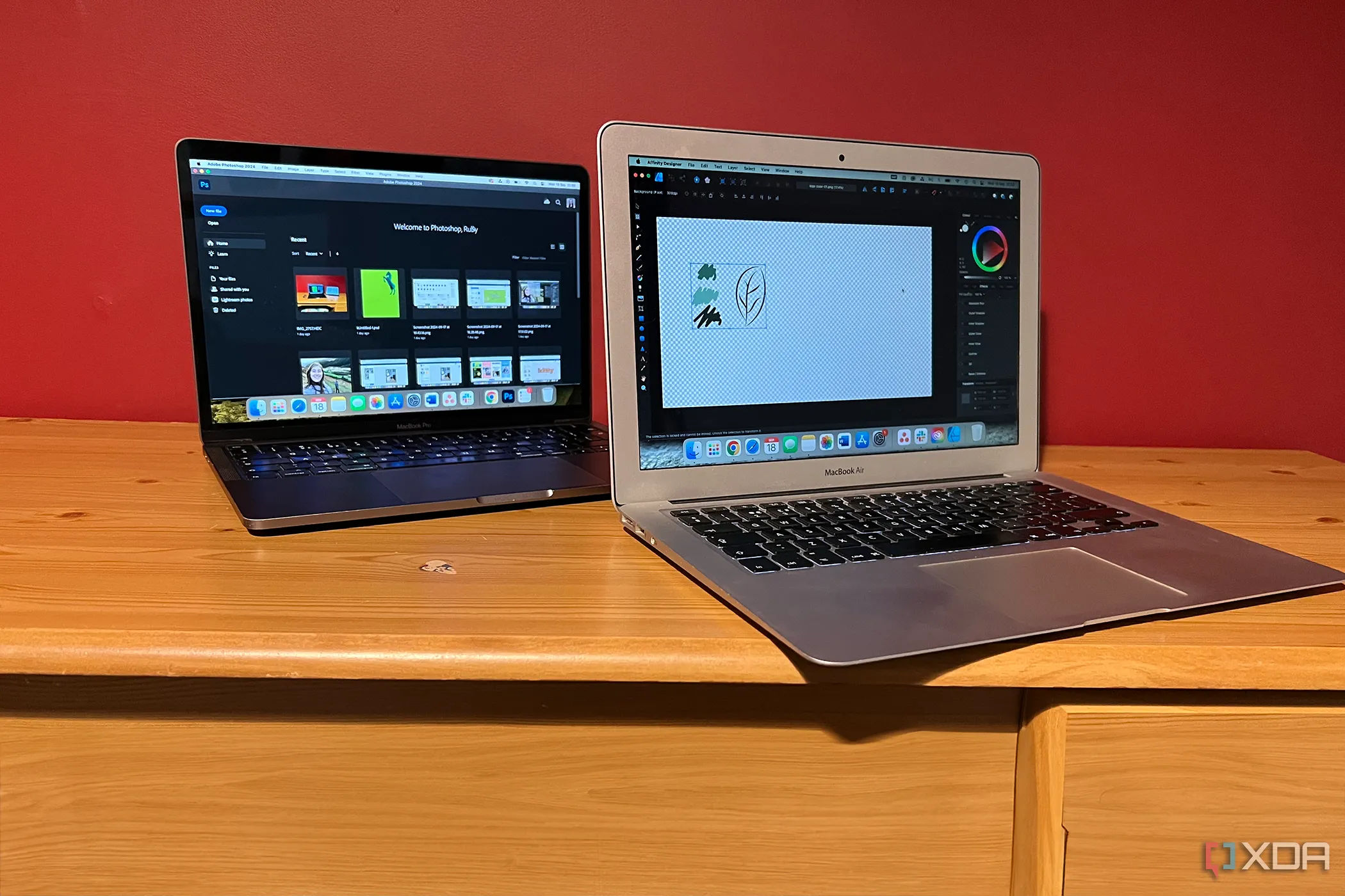 Màn hình MacBook Pro hiển thị Photoshop và MacBook Air hiển thị Affinity Designer