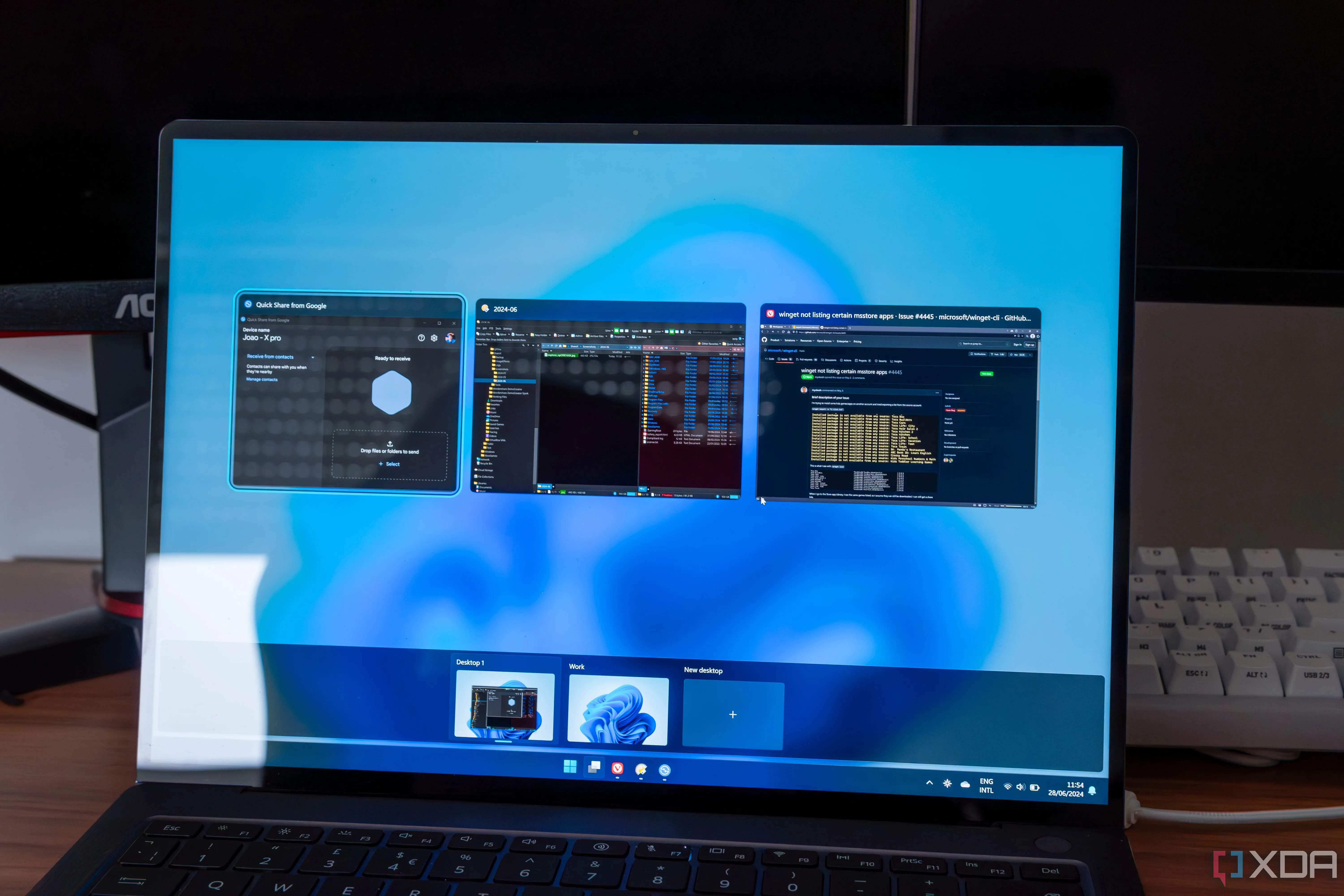 Màn hình máy tính Windows 11 hiển thị chế độ Task View với hai màn hình ảo được tạo sẵn ở phía dưới, giúp người dùng sắp xếp không gian làm việc.