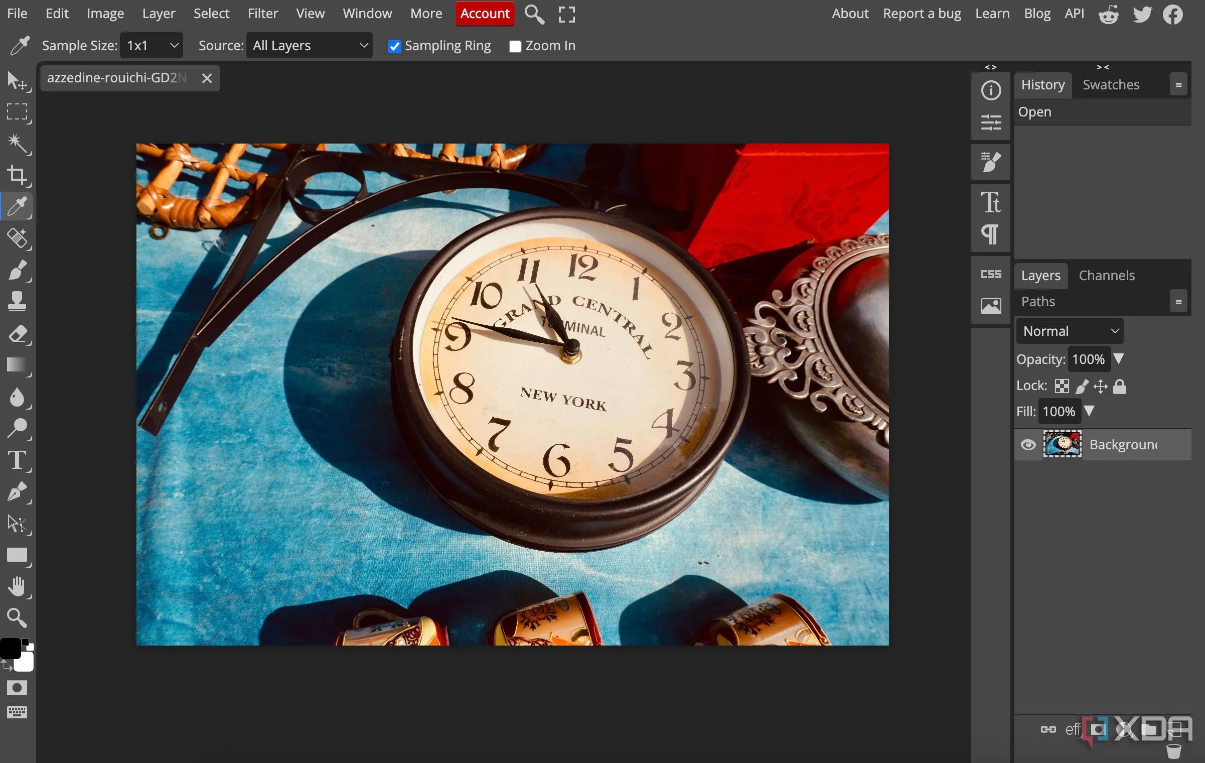 Màn hình trang chủ Photopea với các quảng cáo bên lề, thể hiện mô hình miễn phí hỗ trợ quảng cáo của nền tảng.