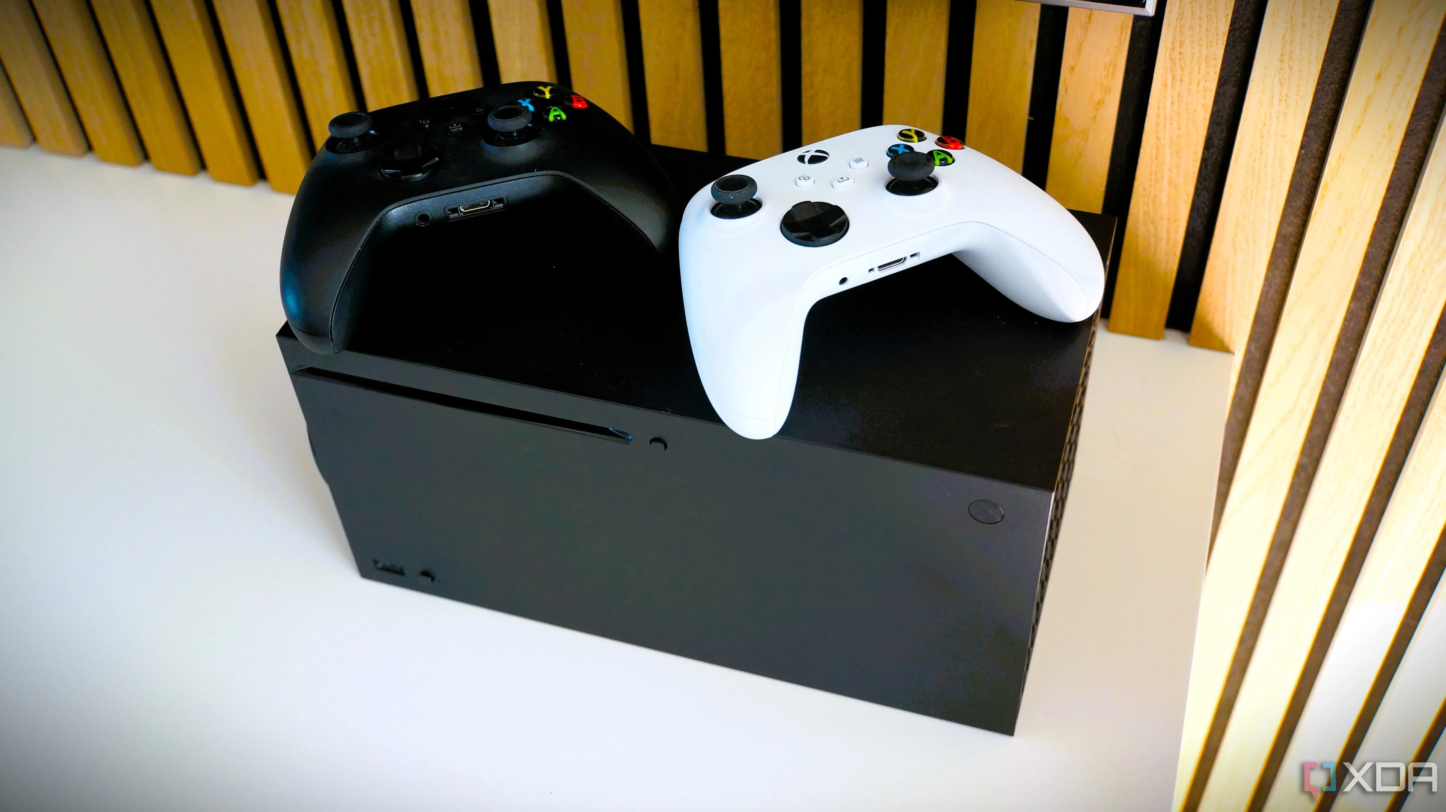 Máy chơi game Xbox Series X cùng tay cầm, liên quan đến game và Game Pass của Microsoft