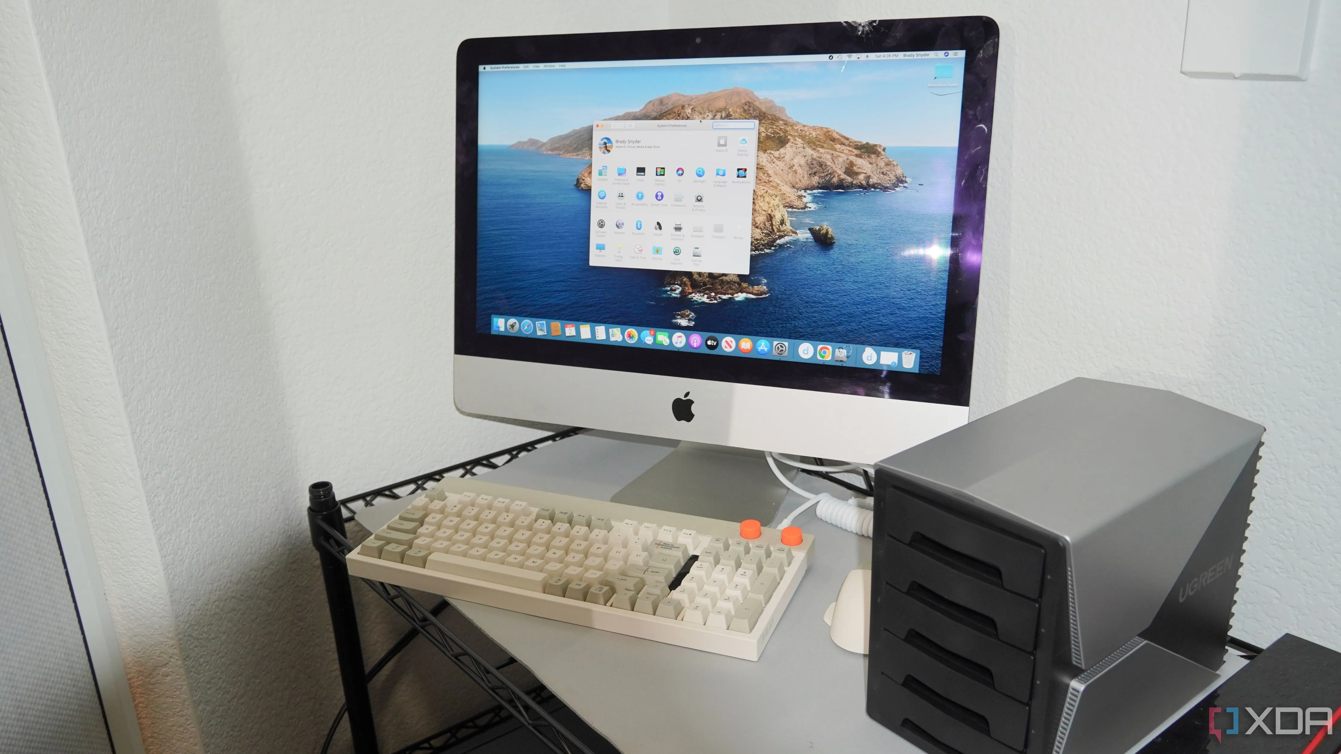 Máy tính iMac và thiết bị lưu trữ gắn ngoài (DAS) đang hoạt động như một NAS.
