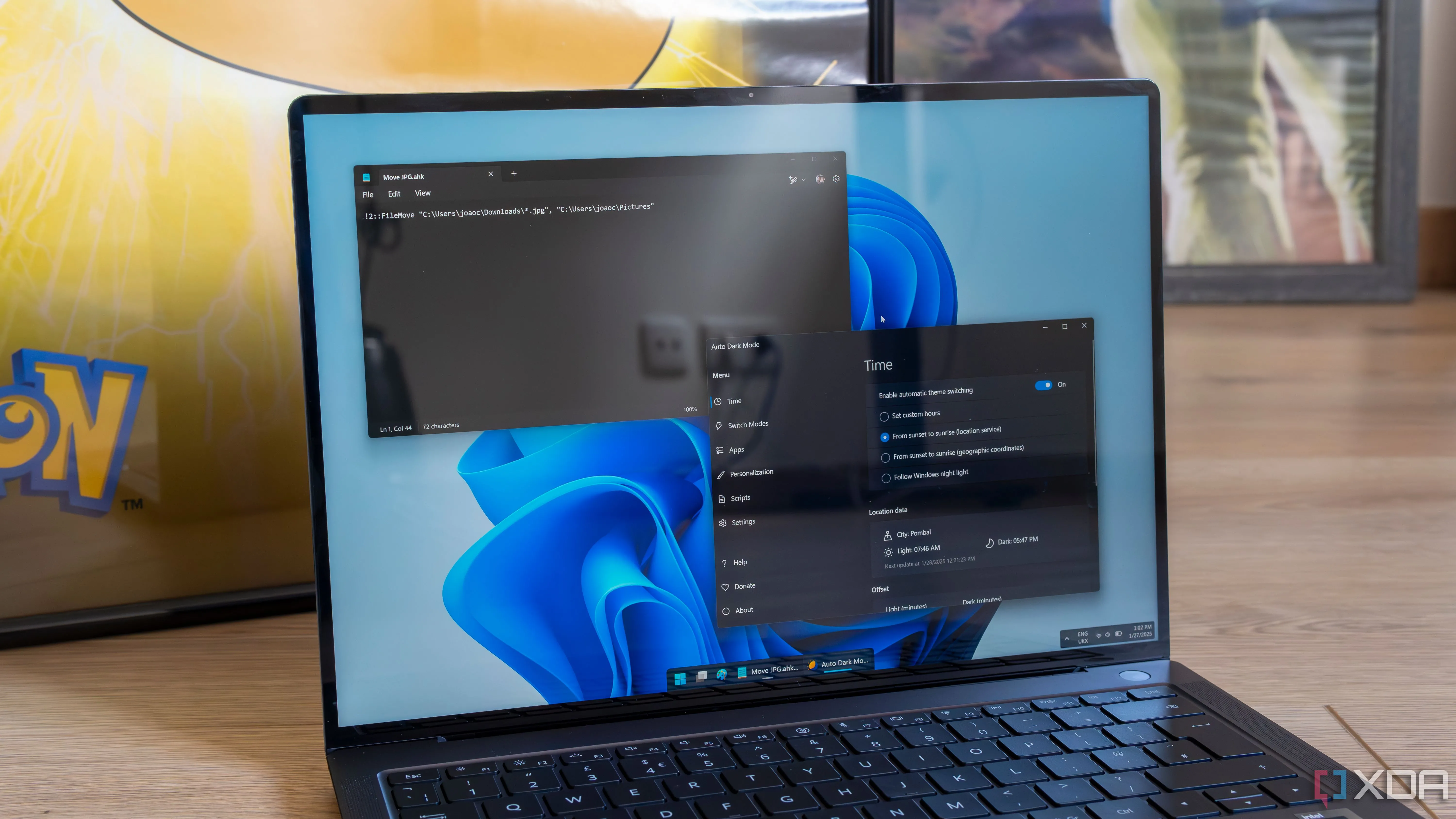 Máy tính Windows 11 với Notepad và Auto Dark Mode, minh họa các tác vụ tự động hóa