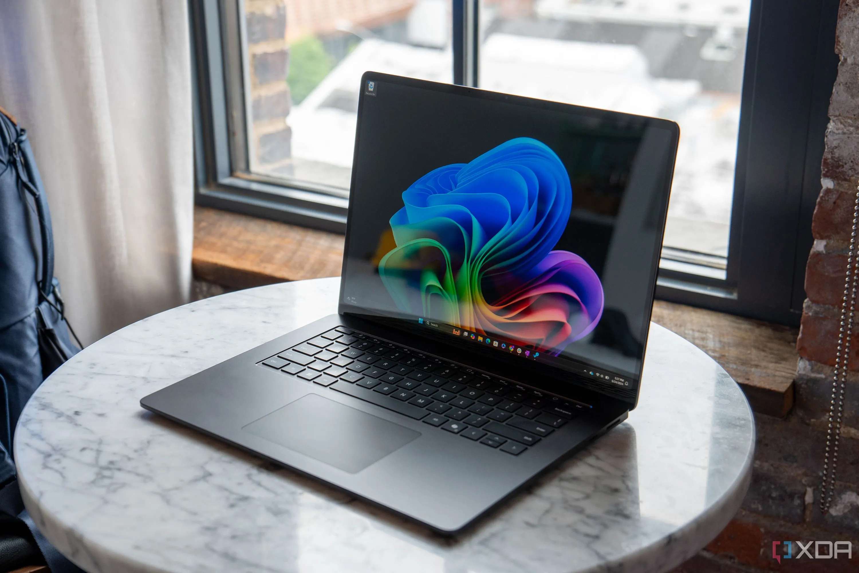 Máy tính xách tay Surface Laptop trên bàn