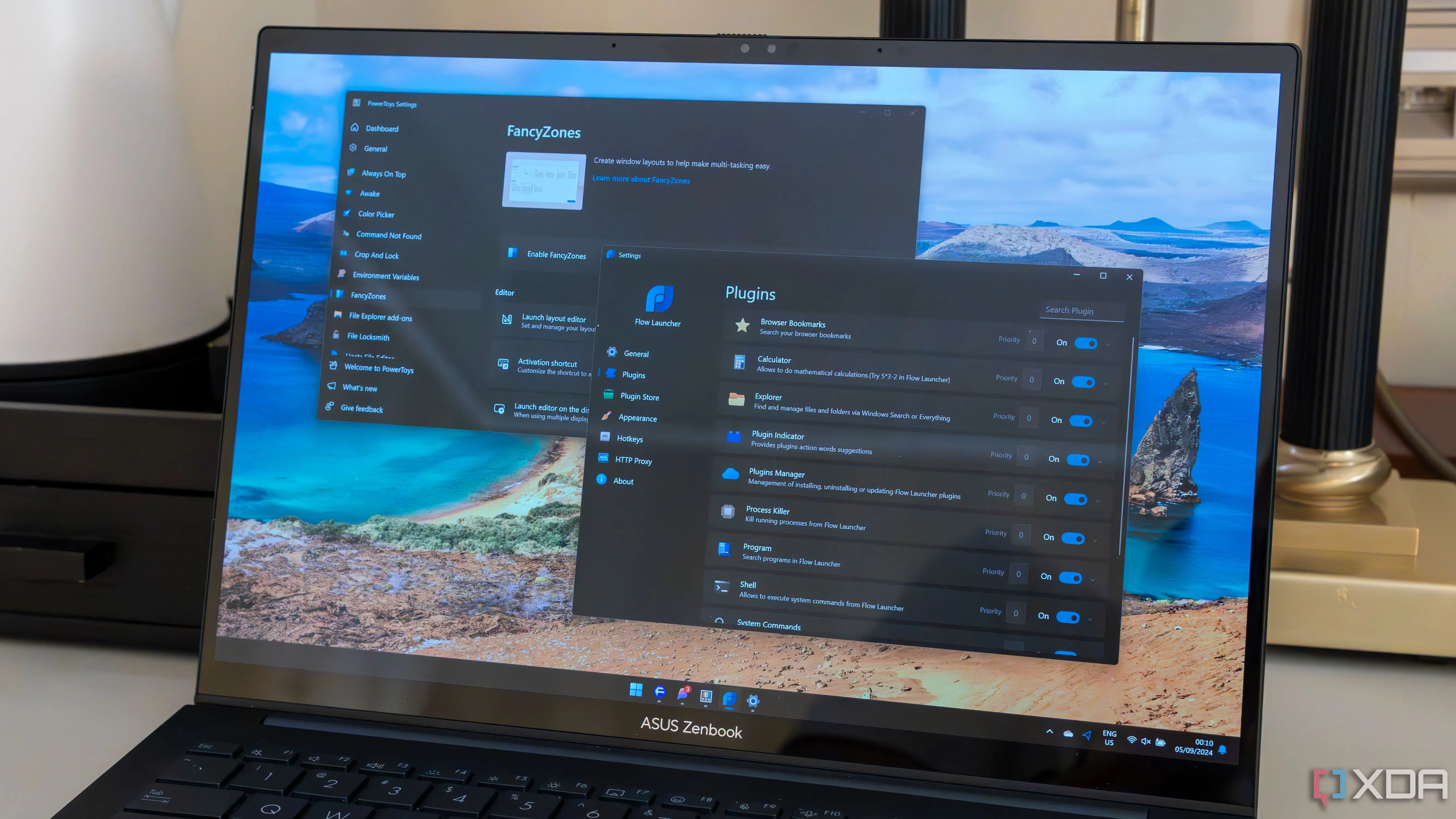 Máy tính xách tay Windows 11 chạy PowerToys và Flow Launcher, minh họa các tùy chỉnh hệ thống