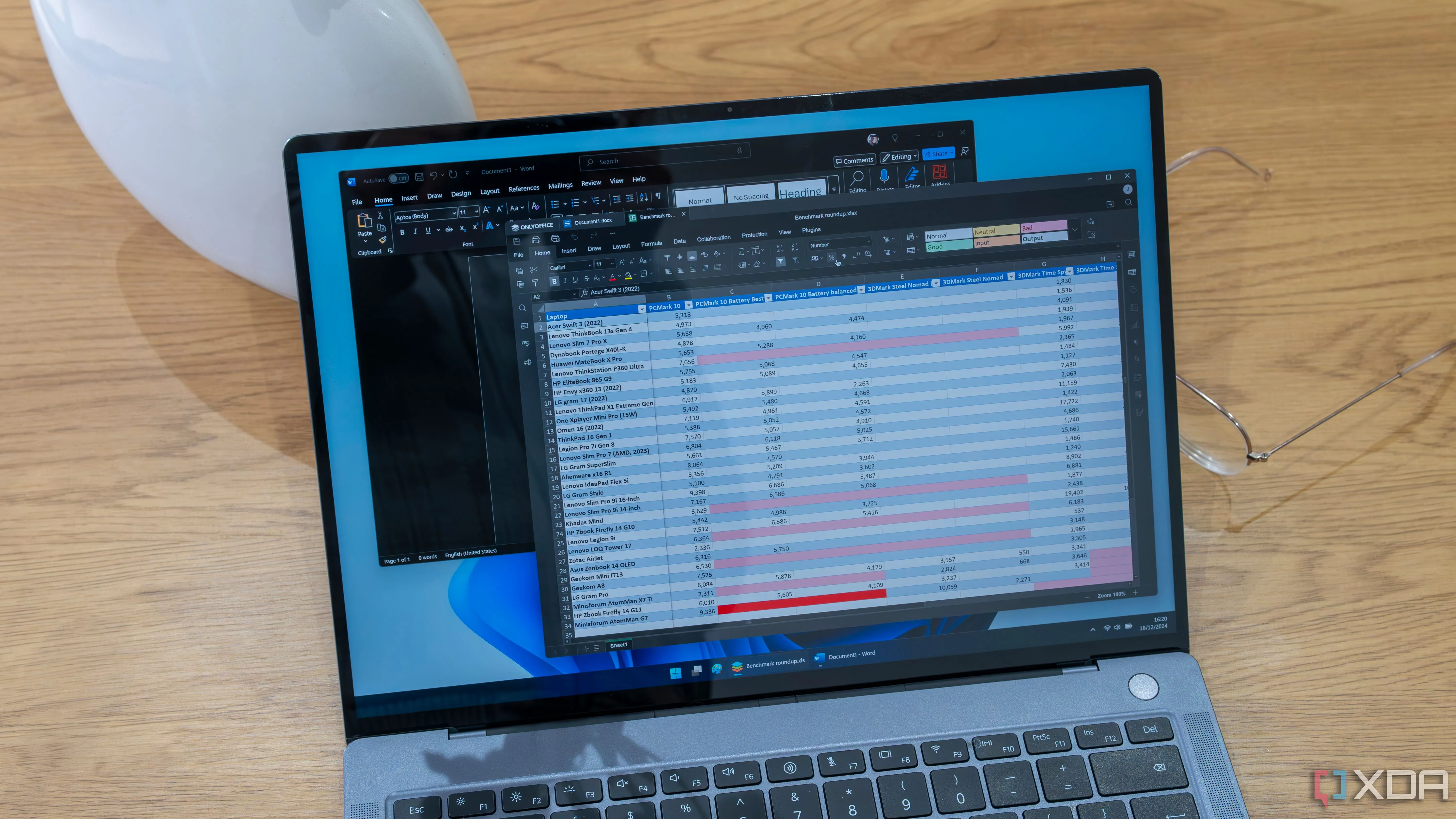 Máy tính xách tay Windows 11 hiển thị cửa sổ Microsoft Word, minh họa việc cài đặt phần mềm lớn có thể ảnh hưởng đến Registry