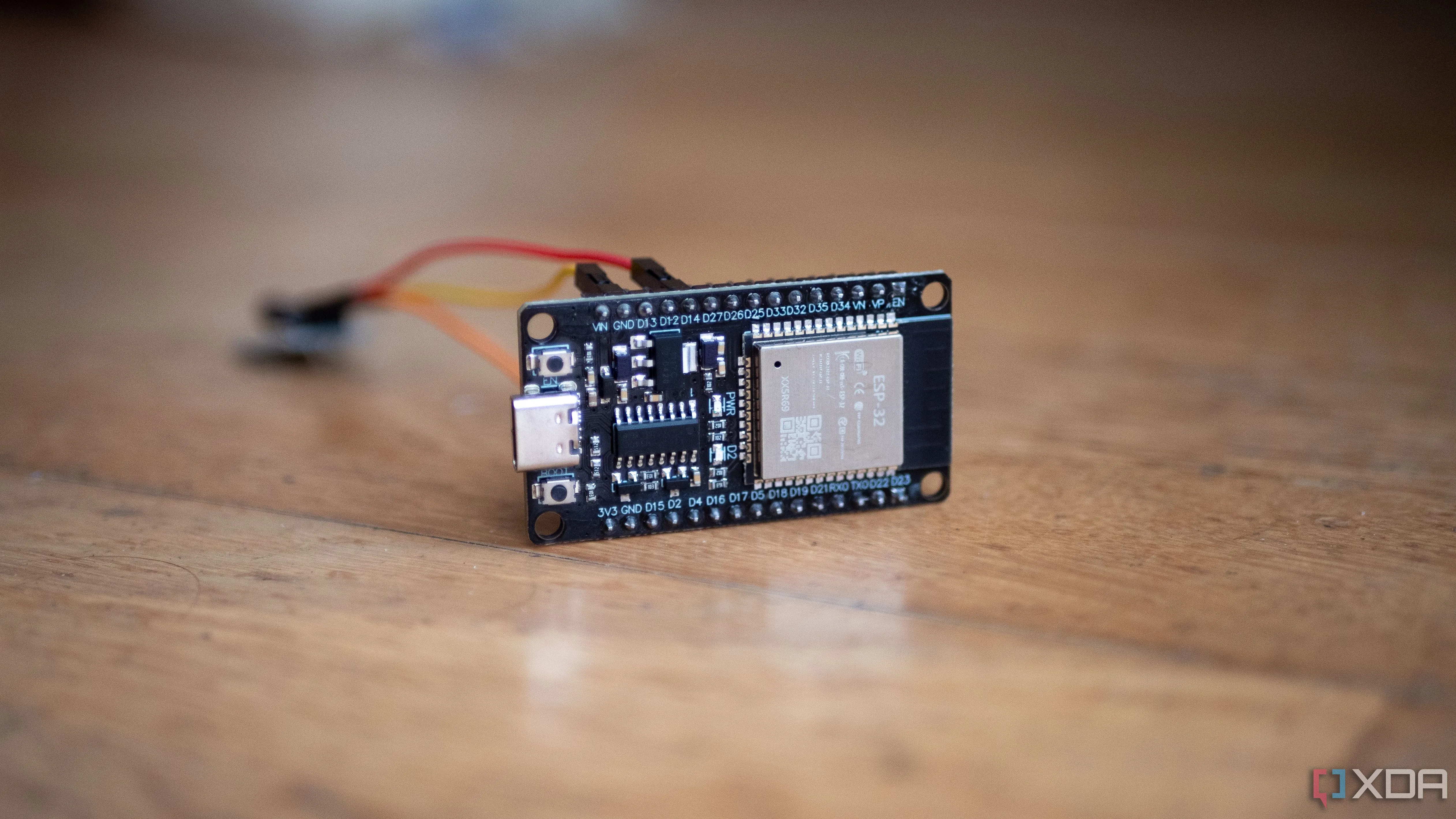 Module ESP32 được kết nối với cảm biến rung bằng dây nhảy trên bàn làm việc