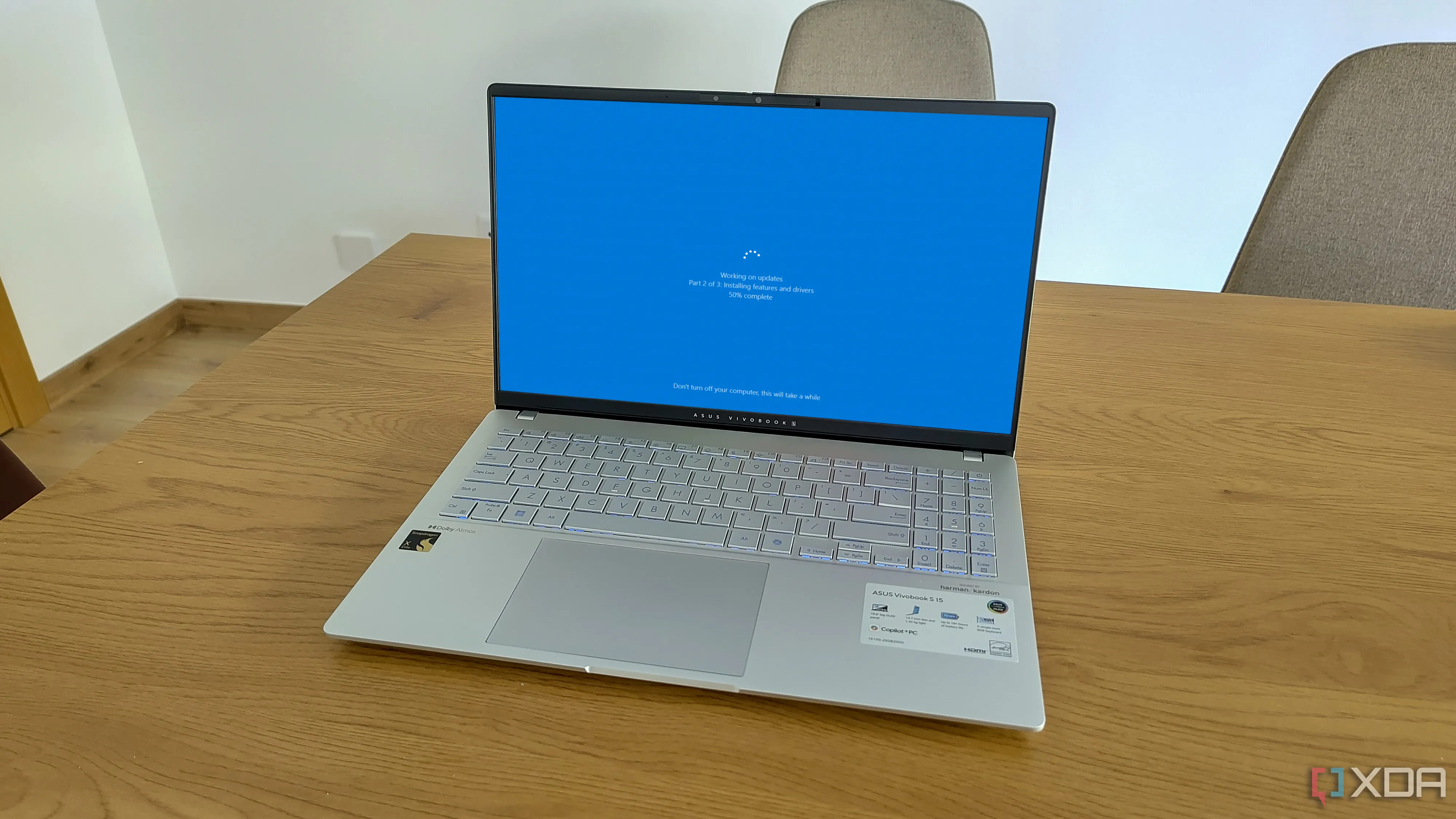 Một chiếc laptop đang hiển thị màn hình Windows khởi động lại để cài đặt các bản cập nhật